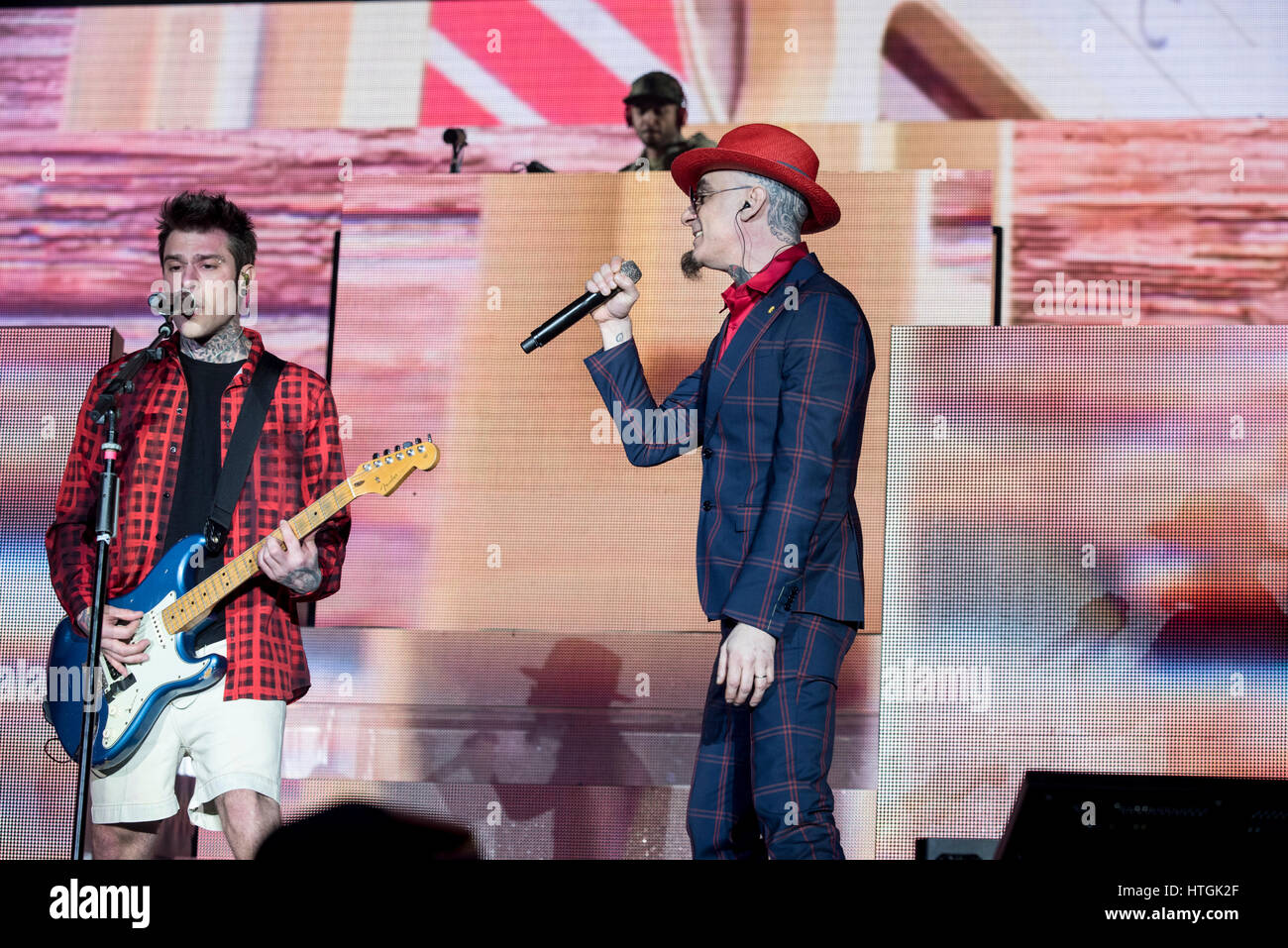 Torino, Italia. 11 marzo, 2017. J-ax e Fedez eseguendo su Torino al Pala Alpitopur durante il "Comunisti col rolex tour', dall'11 marzo 2017, Foto di credito: Alberto Gandolfo/Alamy Live News Foto Stock