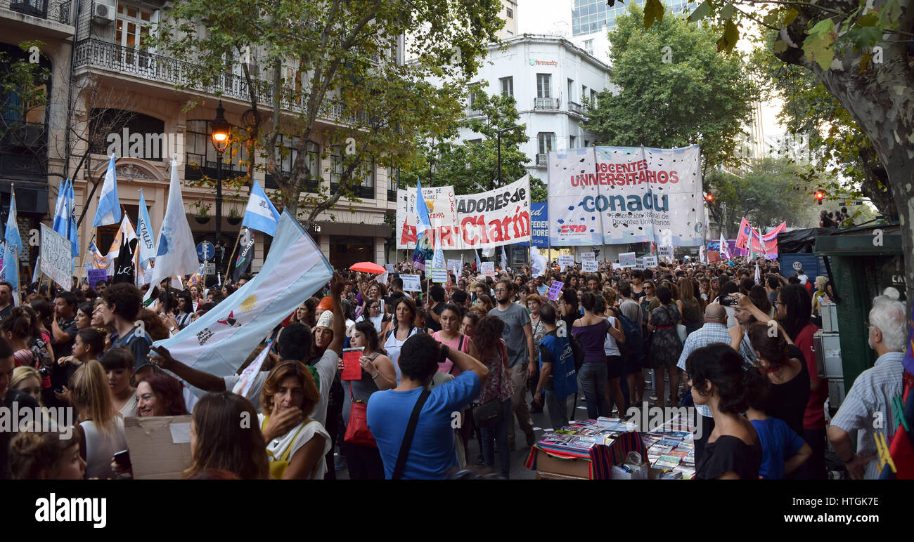 Buenos Aires, Argentina - 8 Marzo 2017: protesta conmemorating la Giornata internazionale della donna il 8 marzo 2017 a Buenos Aires, Argentina. Foto Stock
