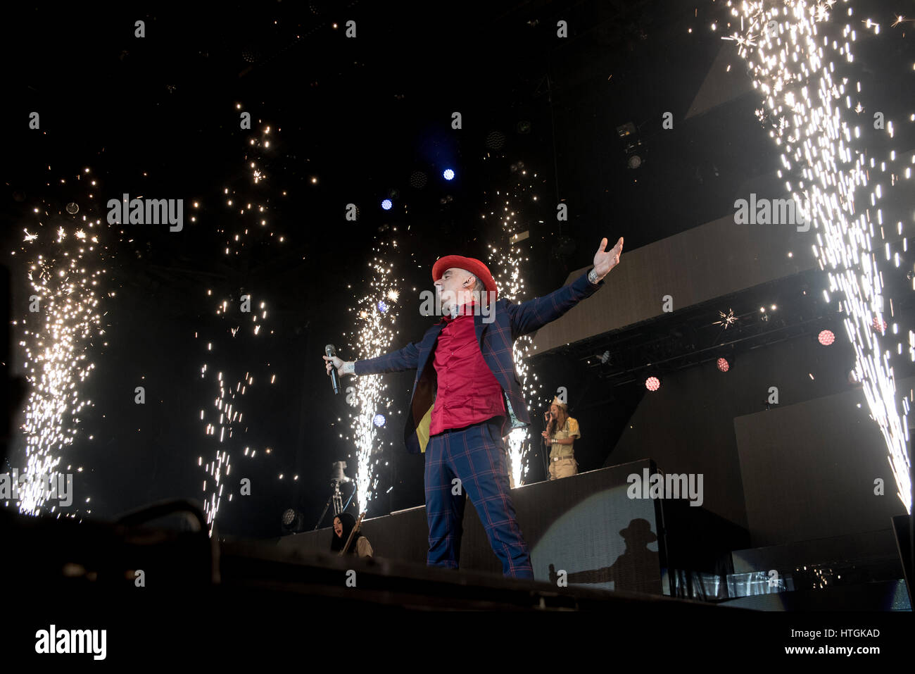 Torino, Italia. 11 marzo, 2017. J-ax e Fedez eseguendo su Torino al Pala Alpitopur durante il "Comunisti col rolex tour', dall'11 marzo 2017, Foto di credito: Alberto Gandolfo/Alamy Live News Foto Stock