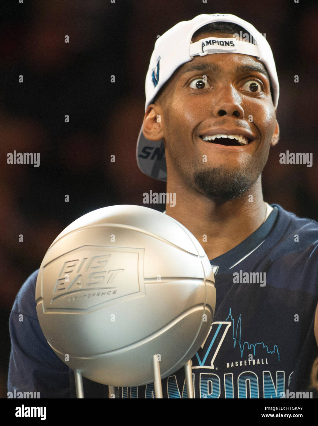 Marzo 11, 2017: Villanova Wildcats avanti Darryl Reynolds (45) fa una espressione facciale come egli detiene il campionato trofeo al trentacinquesimo grande torneo Est durante il gioco tra il Villanova Wildcats e la Creighton Bluejays al Madison Square Garden di New York, New York. Il Villanova Wildcats sconfiggere la Creighton Bluejays 74-60 per vincere la grande oriente campionato. Credito: Kostas Lymperopoulos/CSM Foto Stock