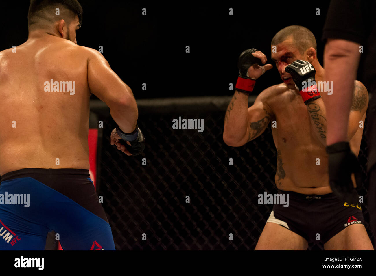 Fortaleza Brasile. Xii Mar, 2017. Vitor Belfort e Kelvin Gastelum durante l'UFC Fight Night: Belfort x Gastelum tenutosi presso il Centro di Allenamento Olimpico a Fortaleza, CE. Credito: Reinaldo Reginato/FotoArena/Alamy Live News Foto Stock