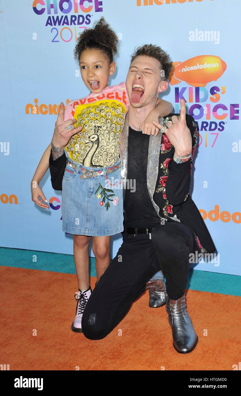 Los Angeles, CA, Stati Uniti d'America. Undicesimo Mar, 2017. Machine Gun Kelly, Casie Colson Baker presso gli arrivi per Nickelodeon's Kids' Choice Awards 2017 - Arrivi, USC Galen Center di Los Angeles, CA Marzo 11, 2017. Credito: Elizabeth Goodenough/Everett raccolta/Alamy Live News Foto Stock