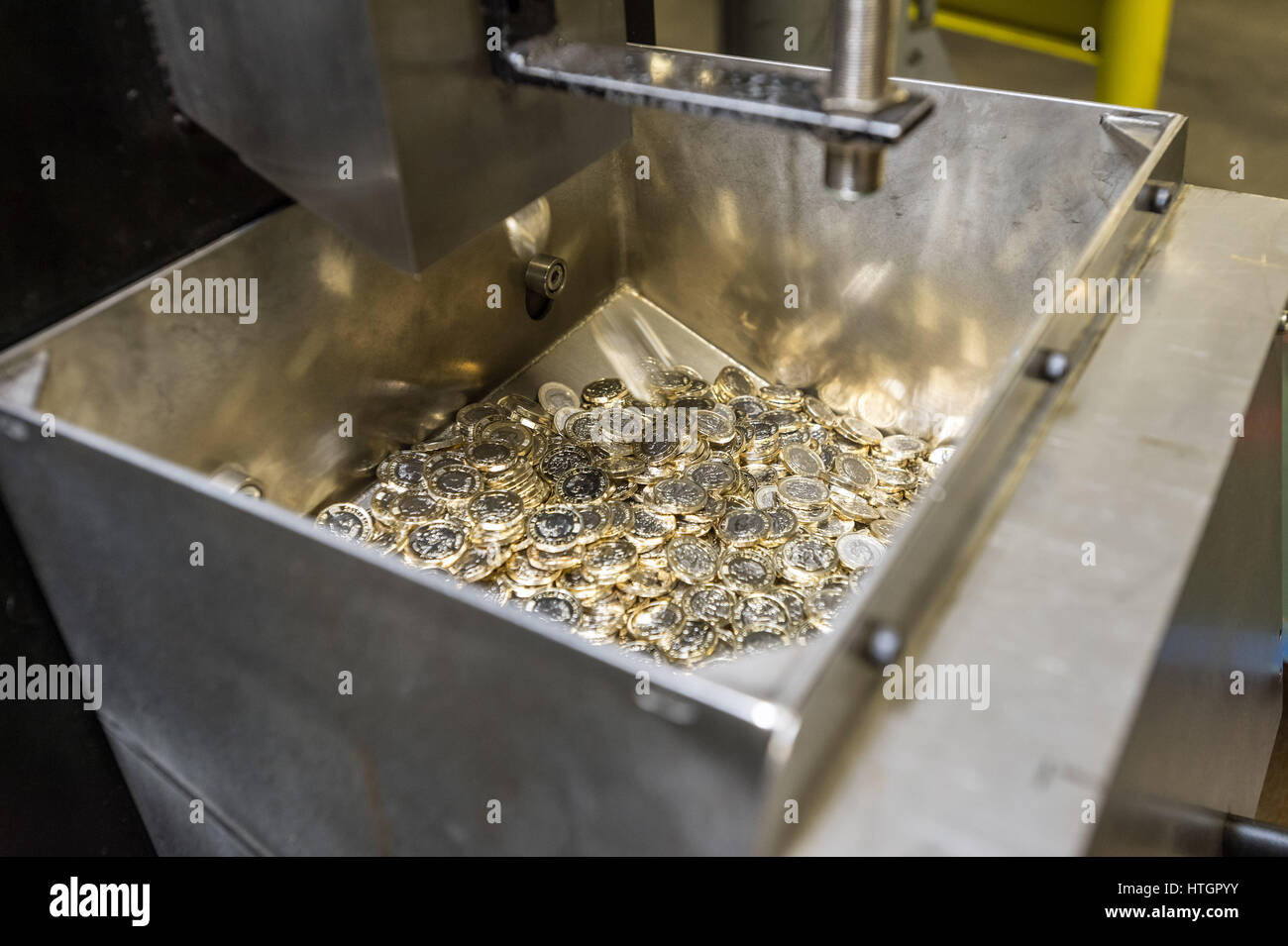 Llantrisant, nel Galles del Sud, Regno Unito. Il 14 marzo 2017. Il Royal Mint. Appena premuto £1 monete cadere nel Tote box dove essi sono controllati per la qualità che possono includere indossando del colorante e se l'attrezzatura è stata spostata. Se le monete non sono in linea con gli standard quindi vengono riciclati. Essenzialmente ripreso e fusa per componenti di base nel forno. © Guy Corbishley/Alamy Live News Foto Stock