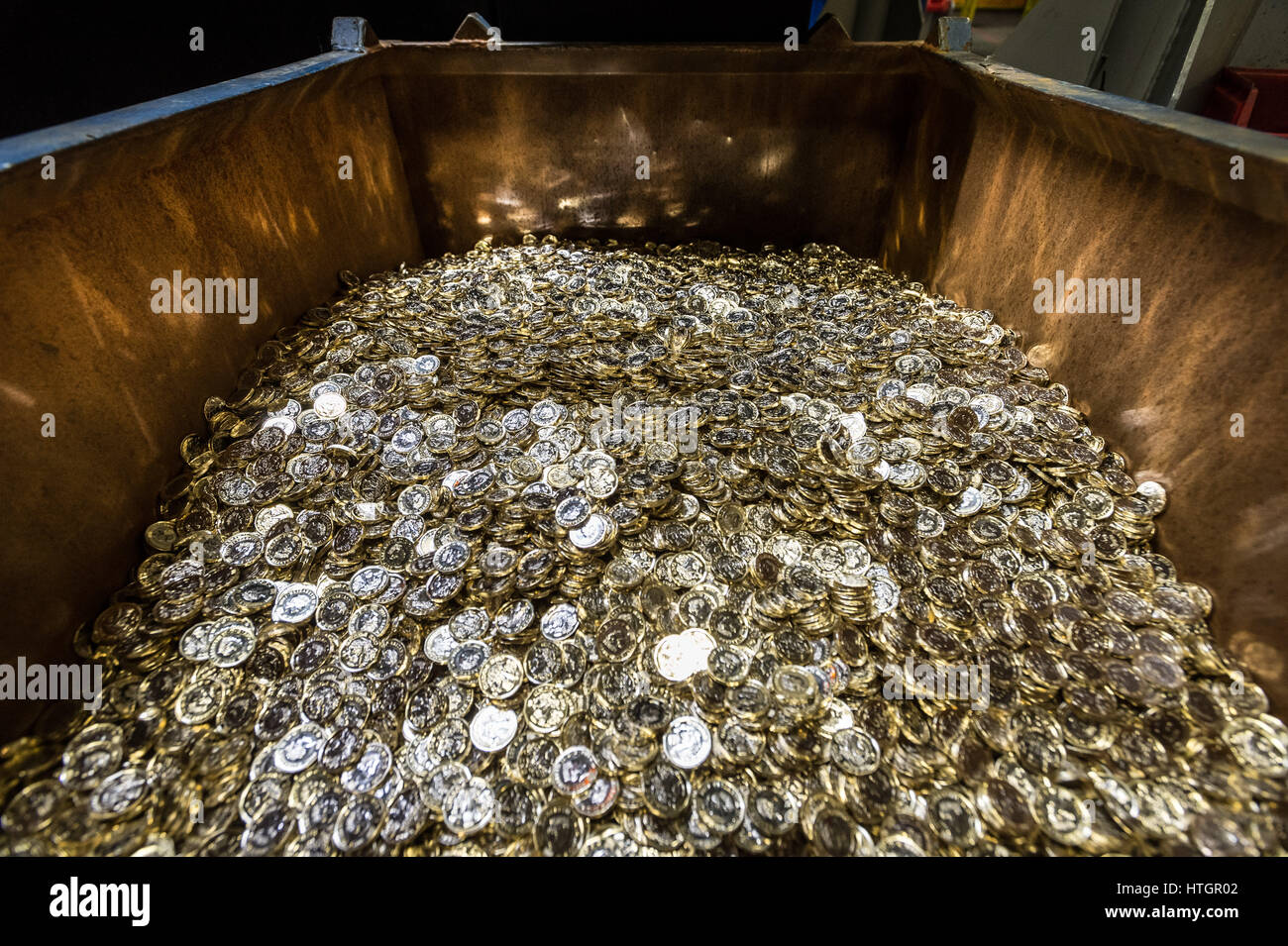 Llantrisant, nel Galles del Sud, Regno Unito. Il 14 marzo 2017. Il Royal Mint. Il versamento può contenere 85.000 sterline di £ 1 monete. Dopo le monete sono prese di distanza, vengono contate, imballati e spediti a un cash distribution center. © Guy Corbishley/Alamy Live News Foto Stock