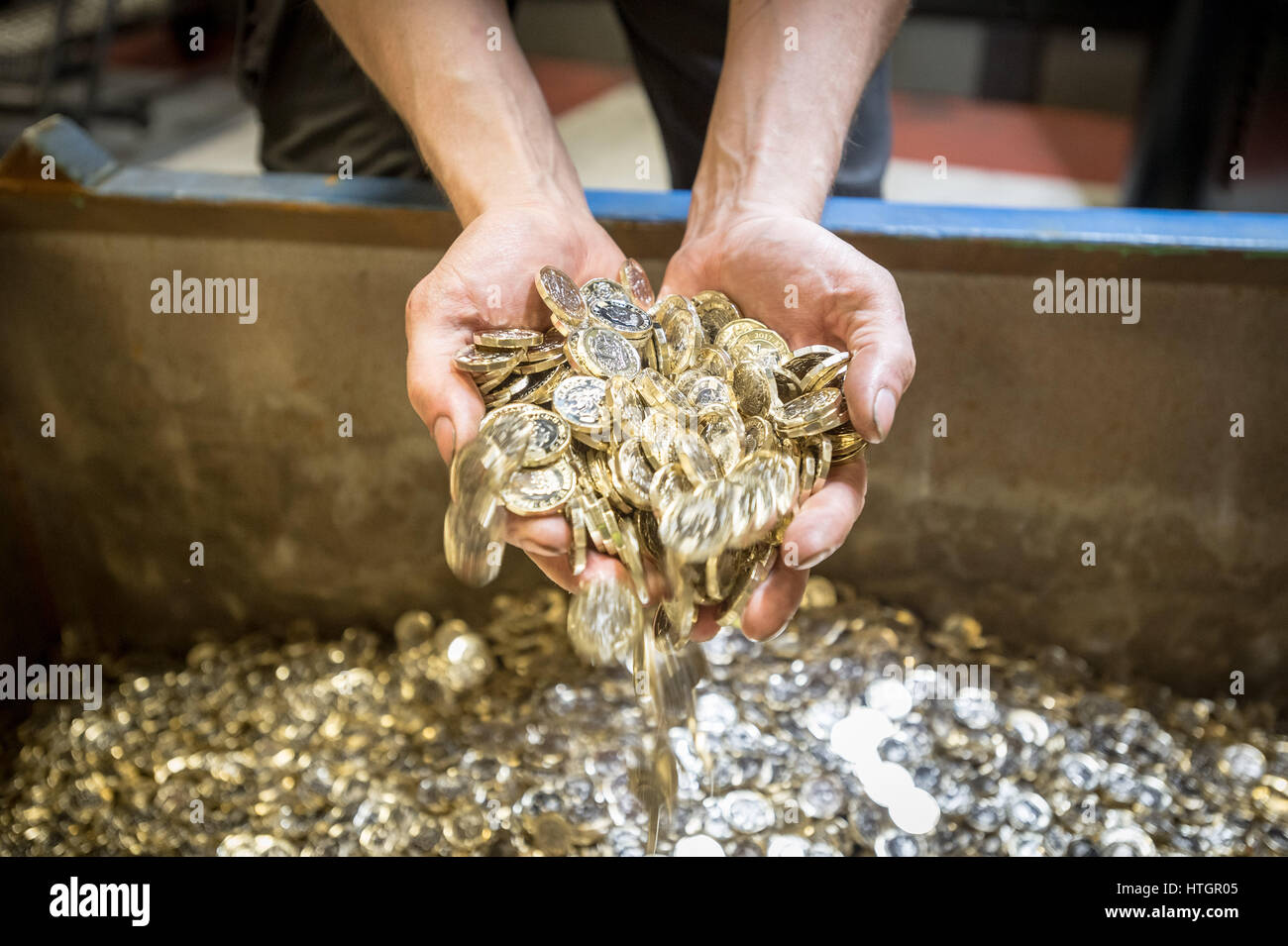 Llantrisant, nel Galles del Sud, Regno Unito. Il 14 marzo 2017. Il Royal Mint. Il versamento può contenere 85.000 sterline di £ 1 monete. Dopo le monete sono prese di distanza, vengono contate, imballati e spediti a un cash distribution center. © Guy Corbishley/Alamy Live News Foto Stock