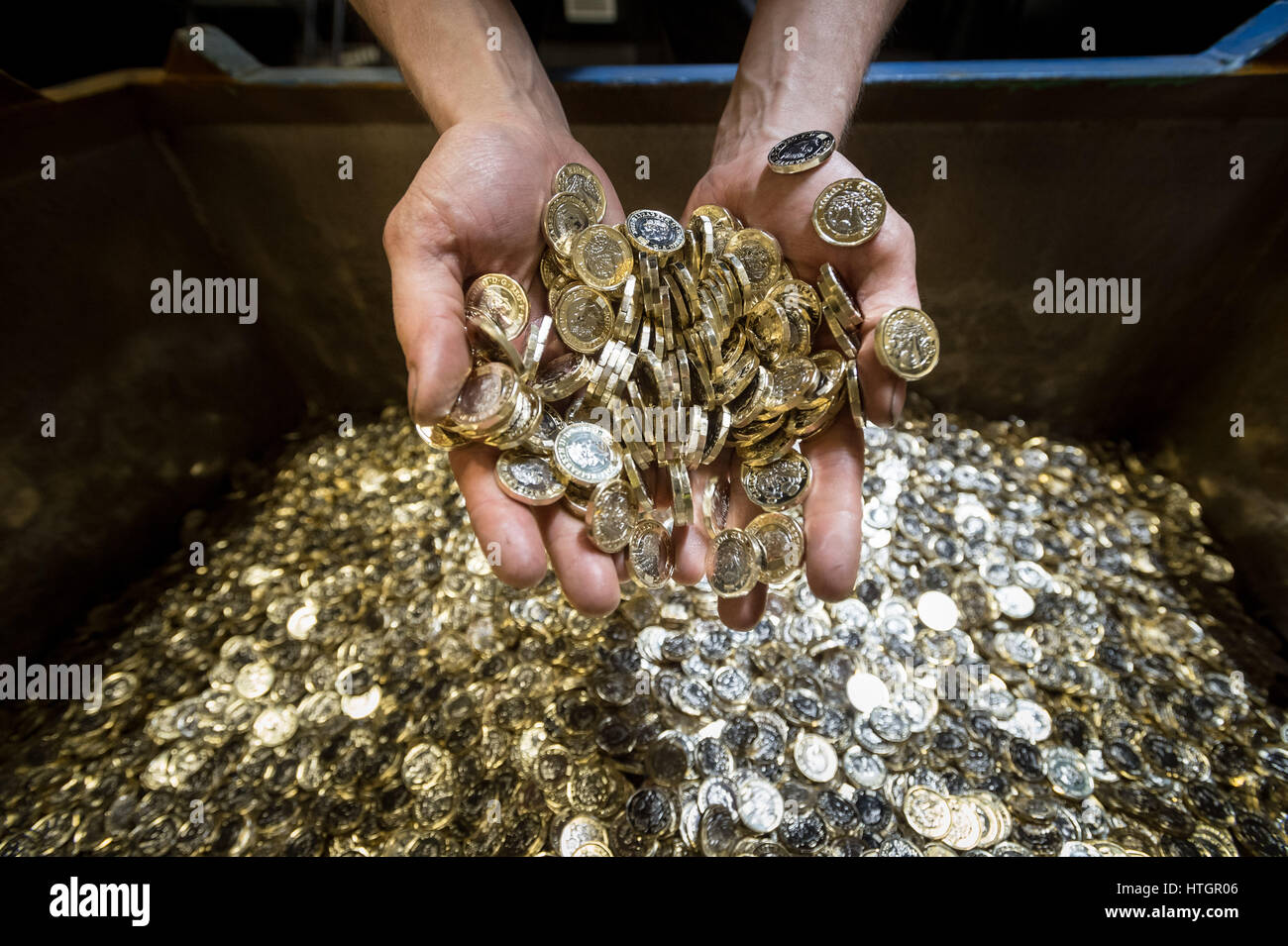 Llantrisant, nel Galles del Sud, Regno Unito. Il 14 marzo 2017. Il Royal Mint. Il versamento può contenere 85.000 sterline di £ 1 monete. Dopo le monete sono prese di distanza, vengono contate, imballati e spediti a un cash distribution center. © Guy Corbishley/Alamy Live News Foto Stock