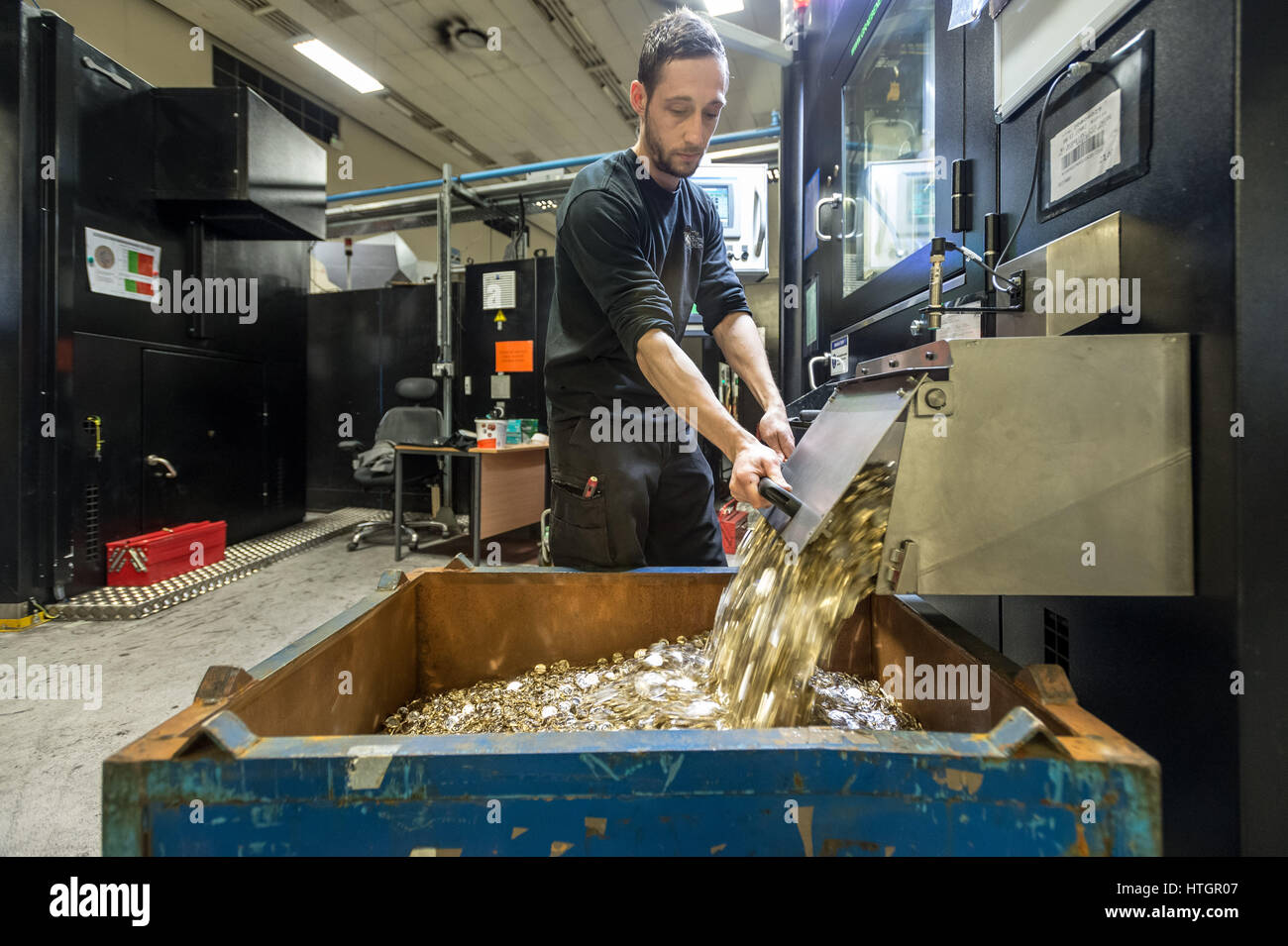 Llantrisant, nel Galles del Sud, Regno Unito. Il 14 marzo 2017. Byron West, 32, Coin Premere Setter. Egli ha lavorato per la Royal Mint per 4 anni. Appena premuto £1 monete versate dalla casella di Tote nel versamento. Il versamento può contenere 85.000 sterline di £ 1 monete. Dopo le monete sono prese di distanza, vengono contate, imballati e spediti a un cash distribution center. © Guy Corbishley/Alamy Live News Foto Stock
