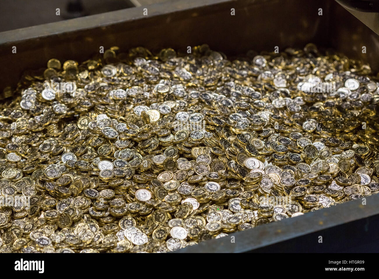 Llantrisant, nel Galles del Sud, Regno Unito. Il 14 marzo 2017. Il Royal Mint. Il versamento può contenere 85.000 sterline di £ 1 monete. Dopo le monete sono prese di distanza, vengono contate, imballati e spediti a un cash distribution center. © Guy Corbishley/Alamy Live News Foto Stock