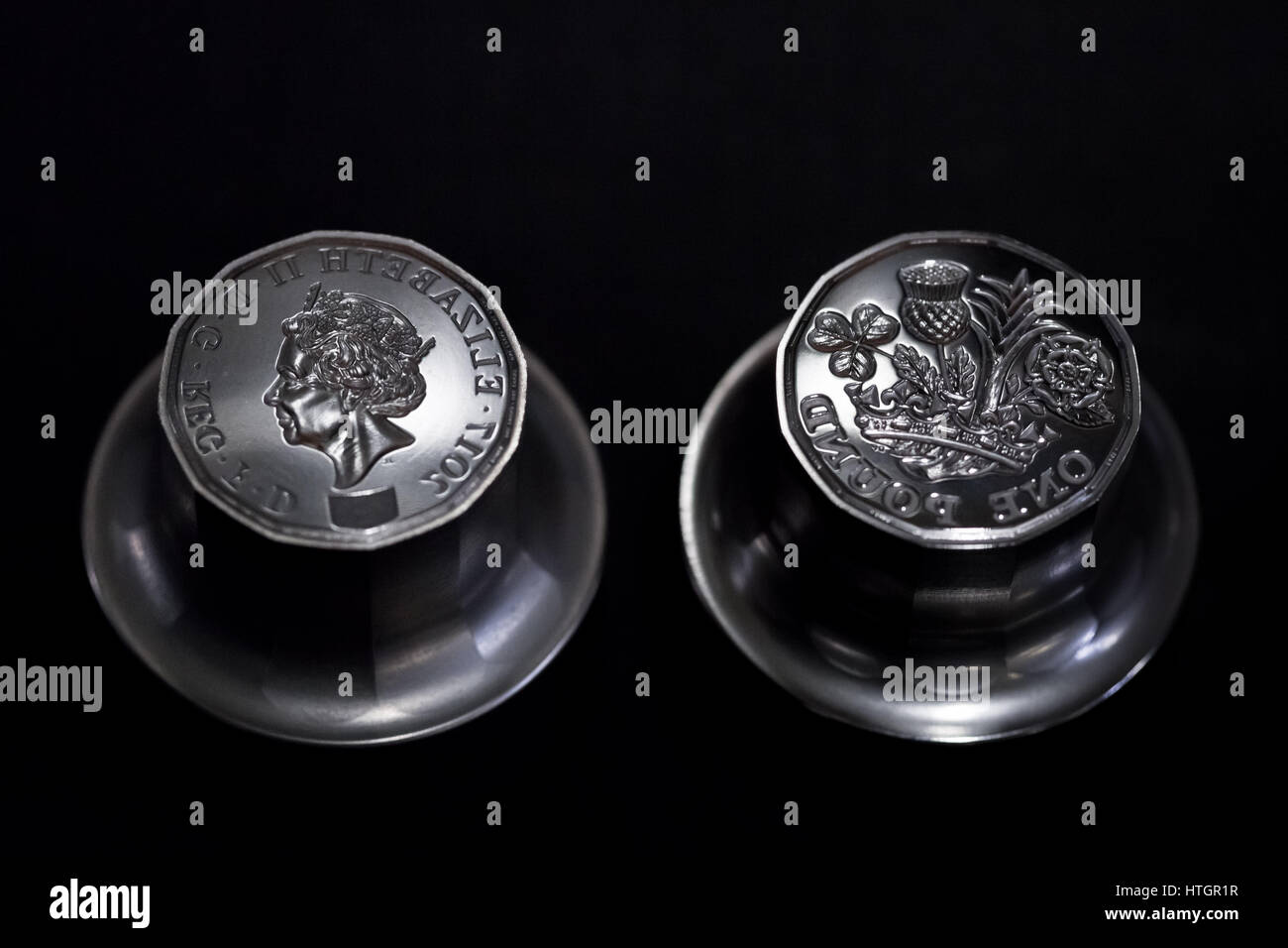 Llantrisant, nel Galles del Sud, Regno Unito. Il 14 marzo 2017. Il Royal Mint. Utensili di monete di morire. Utilizzato per premere il nuovo £ 1 moneta che entrerà in circolazione il 28 marzo. © Guy Corbishley/Alamy Live News Foto Stock