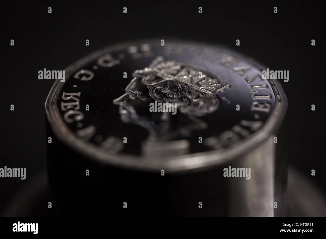 Llantrisant, nel Galles del Sud, Regno Unito. Il 14 marzo 2017. Il Royal Mint. Utensili di monete di morire. Utilizzato per premere il nuovo £ 1 moneta che entrerà in circolazione il 28 marzo. © Guy Corbishley/Alamy Live News Foto Stock