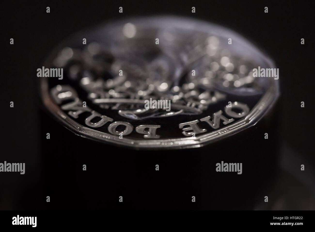 Llantrisant, nel Galles del Sud, Regno Unito. Il 14 marzo 2017. Il Royal Mint. Utensili di monete di morire. Utilizzato per premere il nuovo £ 1 moneta che entrerà in circolazione il 28 marzo. © Guy Corbishley/Alamy Live News Foto Stock