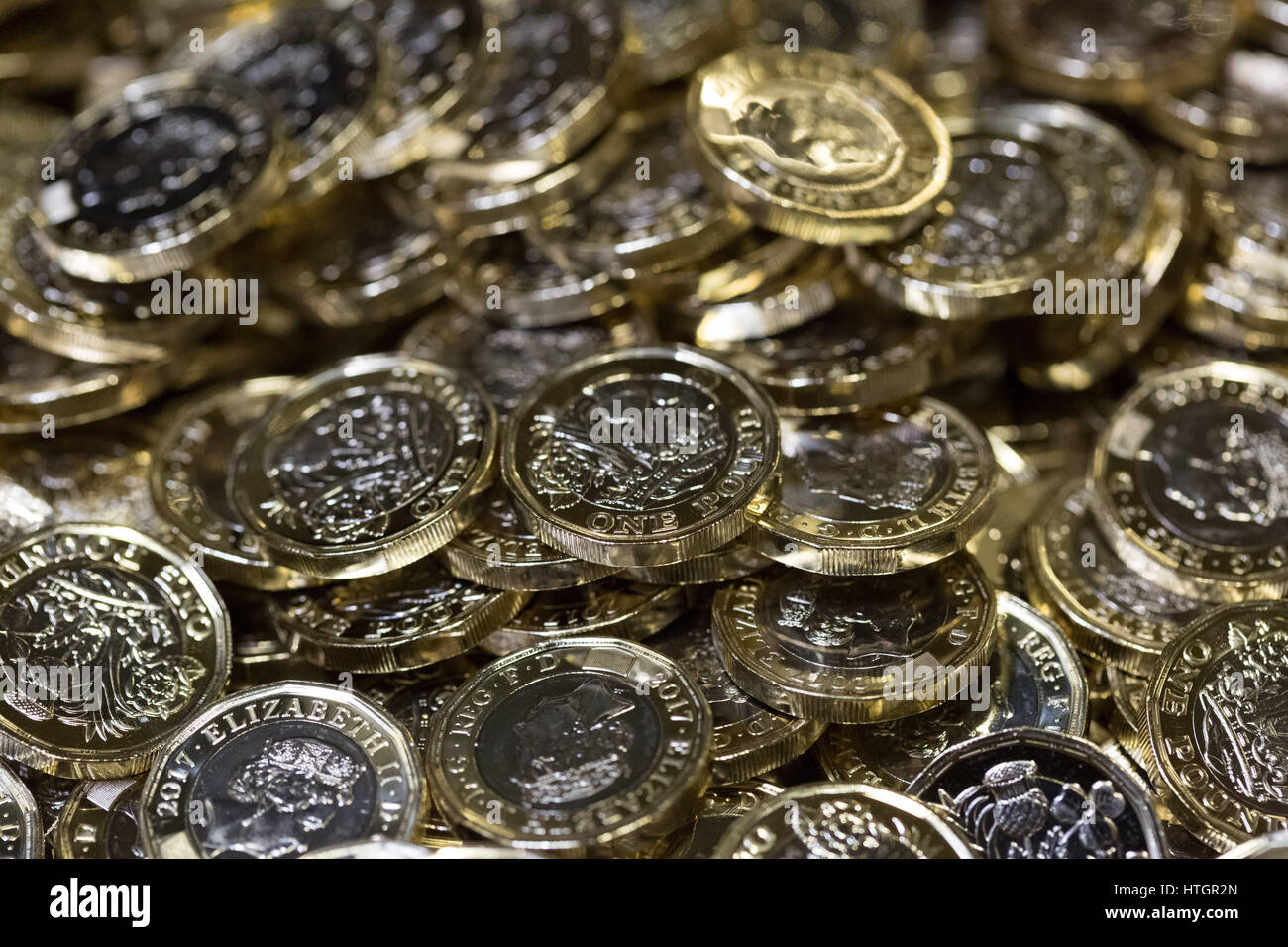 Llantrisant, nel Galles del Sud, Regno Unito. Il 14 marzo 2017. Il Royal Mint. Il versamento può contenere 85.000 sterline di £ 1 monete. Dopo le monete sono prese di distanza, vengono contate, imballati e spediti a un cash distribution center. © Guy Corbishley/Alamy Live News Foto Stock
