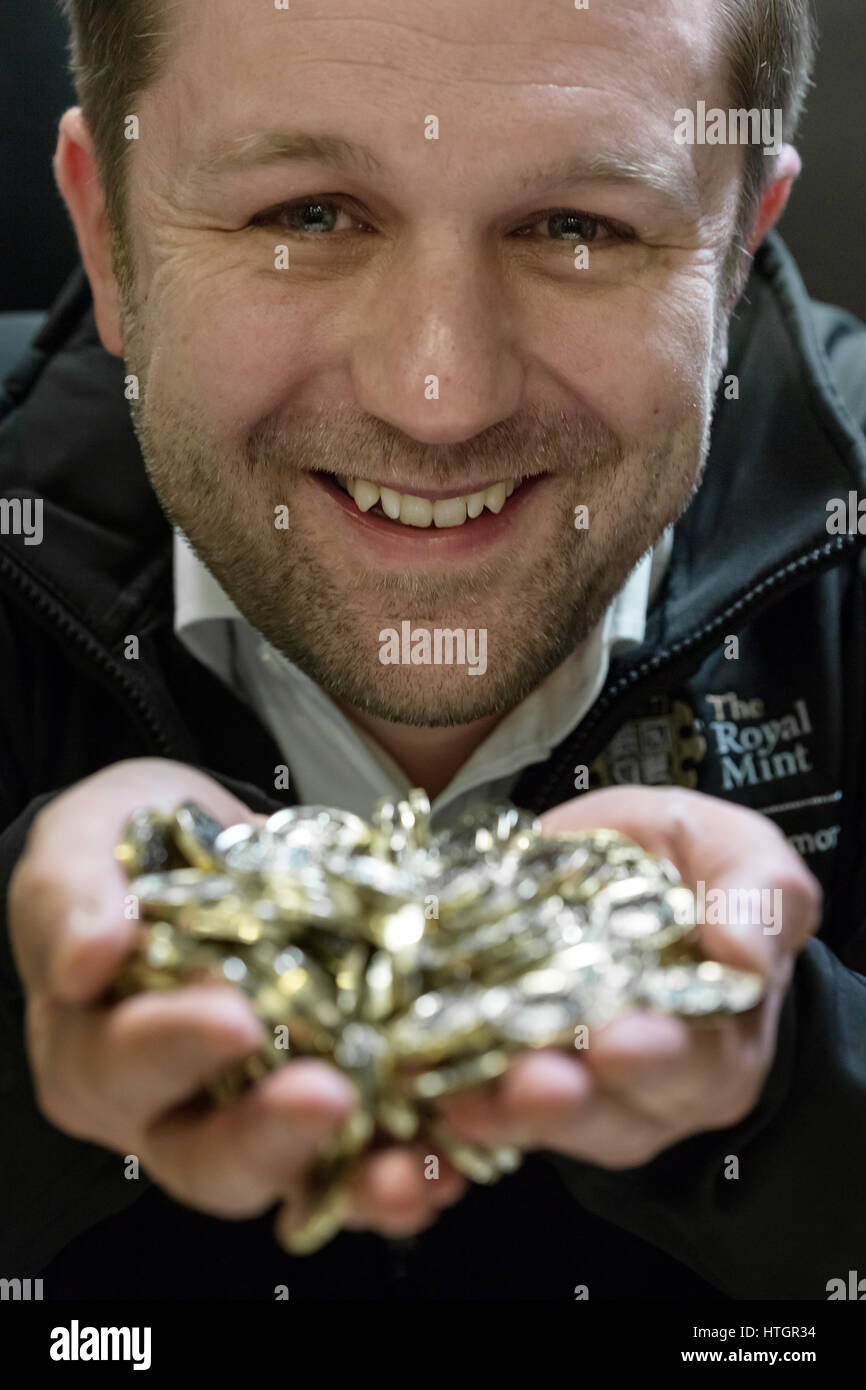 Llantrisant, nel Galles del Sud, Regno Unito. Il 14 marzo 2017. Scott Kuperus, 40, valuta la sicurezza e esperto tecnico presso il Royal Mint per 9 anni. Tenendo un lotto di appena premuto £1 monete. Con le elevate funzionalità di protezione della moneta, una tecnologia che è stata solo utilizzato in precedenza per le banconote, Scott Kuperus è fiducioso che il nuovo £ 1 è 'l'ost moneta sicura mai.' © Guy Corbishley/Alamy Live News Foto Stock