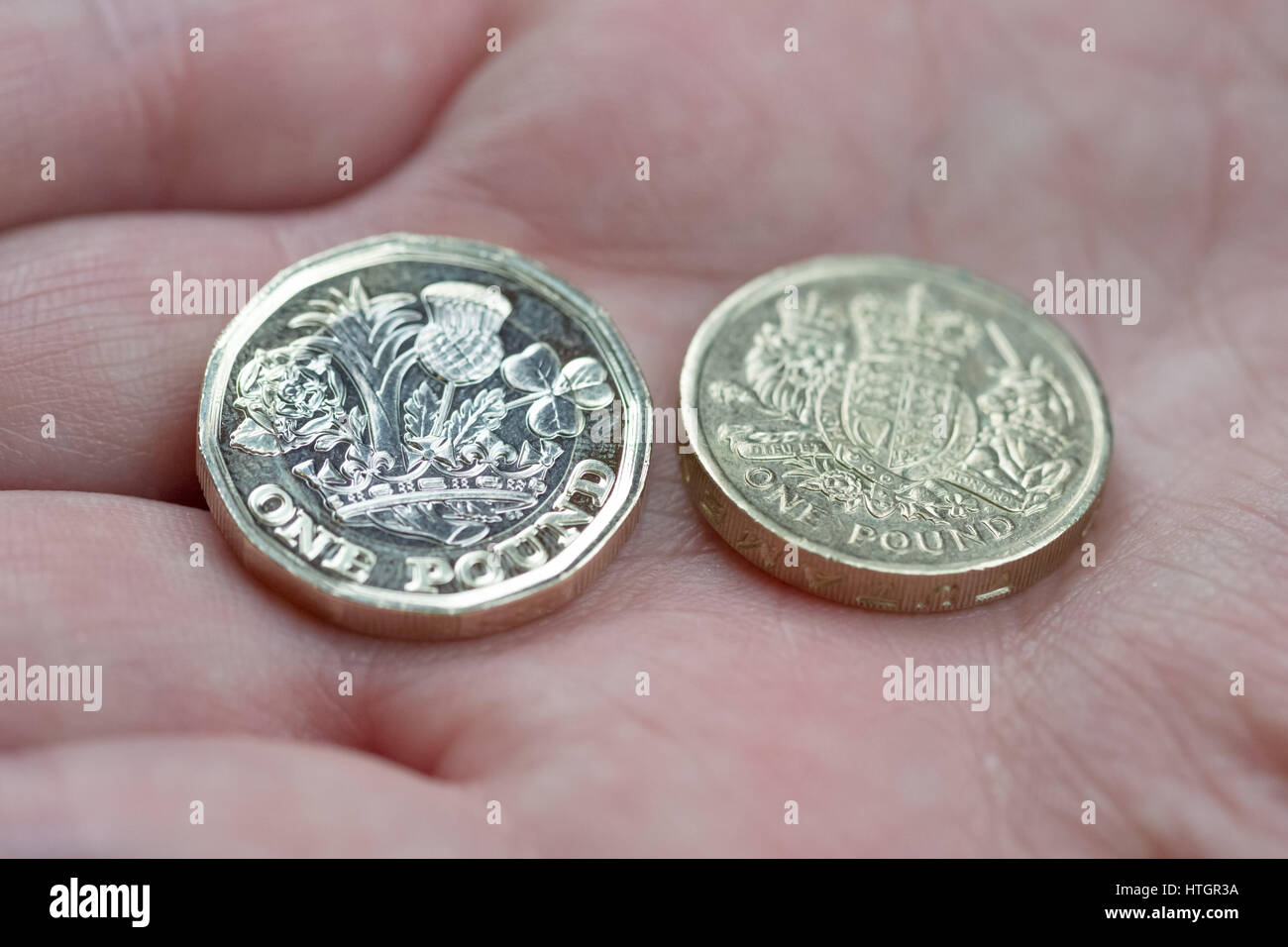 Llantrisant, nel Galles del Sud, Regno Unito. Il 14 marzo 2017. Un poco pressato £1 moneta (L), che entrerà in circolazione il 28 marzo per sostituire il vecchio £1 moneta (R). © Guy Corbishley/Alamy Live News Foto Stock