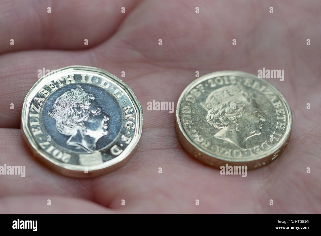 Llantrisant, nel Galles del Sud, Regno Unito. Il 14 marzo 2017. Un poco pressato £1 moneta (L), che entrerà in circolazione il 28 marzo per sostituire il vecchio £1 moneta (R). © Guy Corbishley/Alamy Live News Foto Stock
