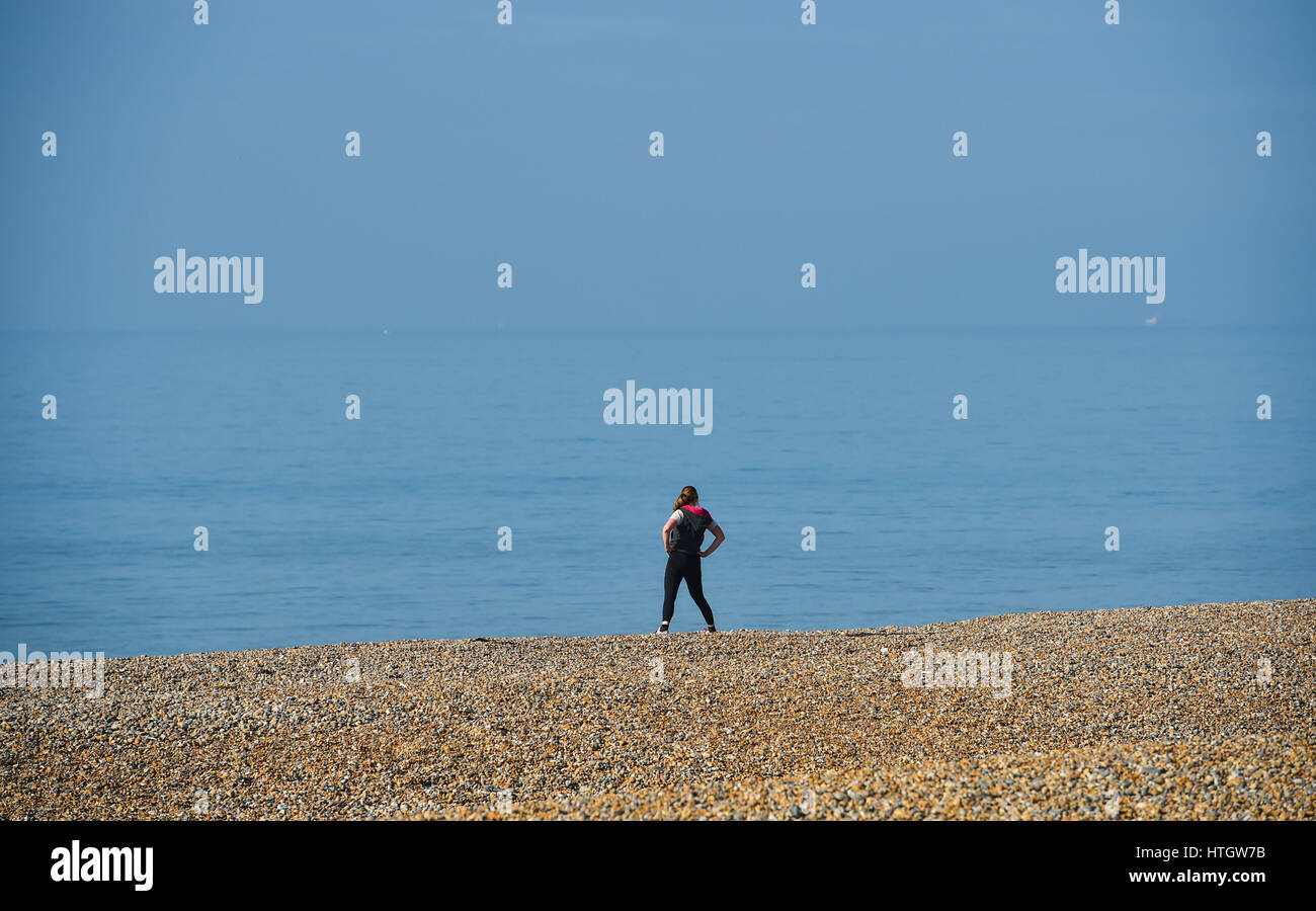 Brighton Regno Unito 15 marzo 2017 - la calma prima della tempesta di Brighton su un bel sole caldo mattina di primavera come tempesta Stella si avvicina e si prevede di arrivare in Gran Bretagna il venerdì dopo causando condizioni di blizzard sulla costa orientale degli Stati Uniti negli ultimi giorni di credito: Simon Dack/Alamy Live News Foto Stock