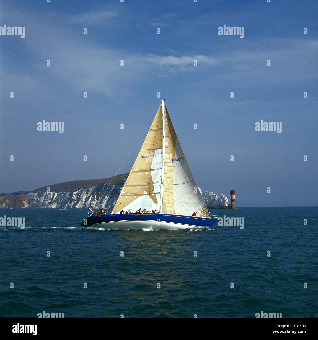 AJAXNETPHOTO. 1989. SOLENT, Inghilterra. - FASTNET RACE YACHT - STATI UNITI MAXI YACHT NIRVANA passando gli aghi faro sul primo tratto della corsa di FASTNET ROCK. Foto:JONATHAN EASTLAND/AJAX REF:890556 1 Foto Stock AJAXNETPHOTO. 1989. SOLENT, Inghilterra. - FASTNET RACE YACHT - STATI UNITI MAXI YACHT NIRVANA passando gli aghi faro sul primo tratto della corsa di FASTNET ROCK. Foto:JONATHAN EASTLAND/AJAX REF:890556 1 Foto Stock