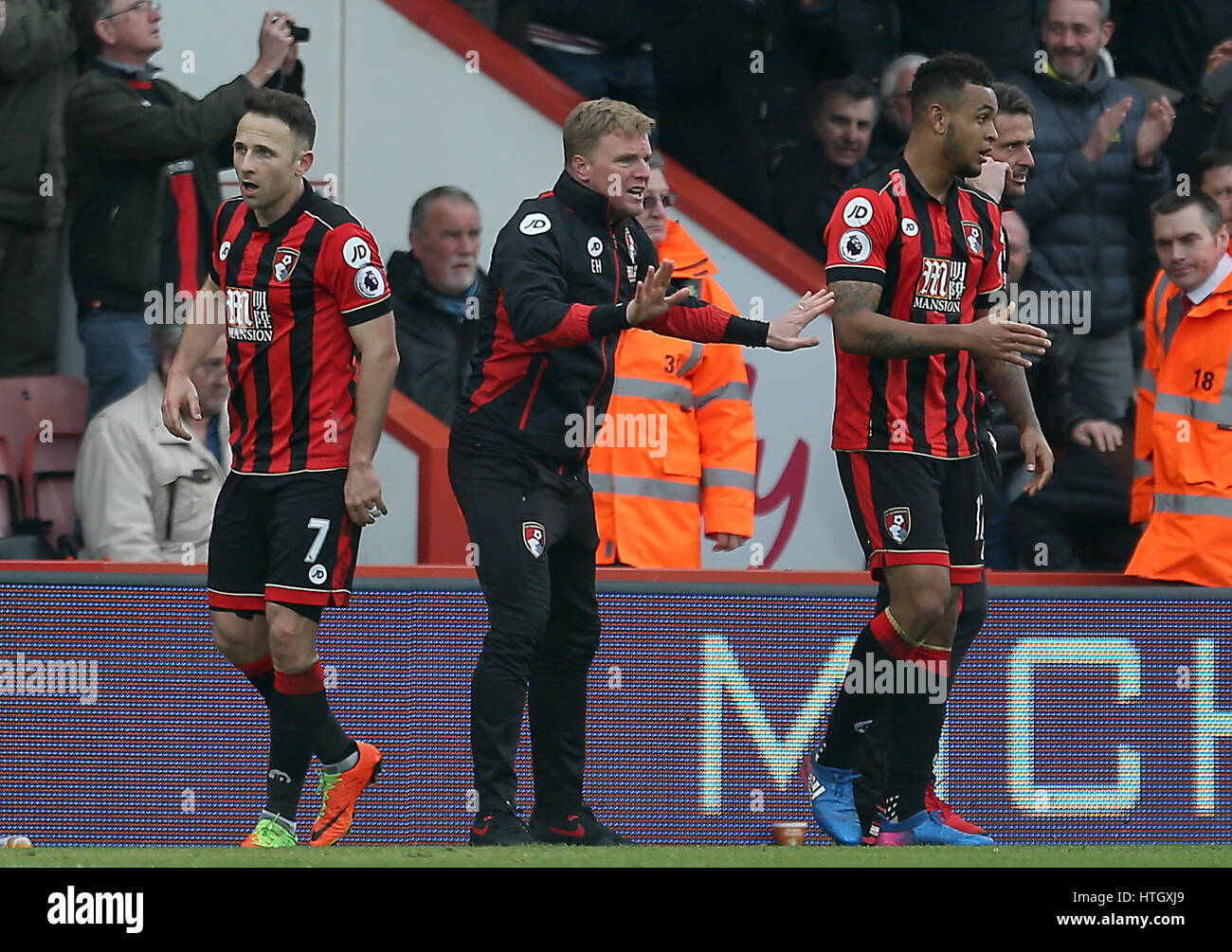 AFC Bournemouth's Joshua King (destra) celebra il punteggio al suo fianco il terzo obiettivo del gioco e il suo hat trick con AFC Bournemouth manager Eddie HOWE (centro) durante il match di Premier League alla vitalità Stadium, Bournemouth. Stampa foto di associazione. Picture Data: sabato 11 marzo, 2017. Vedere PA storia SOCCER Bournemouth. Foto di credito dovrebbe leggere: Steven Paston/filo PA. Restrizioni: solo uso editoriale nessun uso non autorizzato di audio, video, dati, calendari, club/campionato loghi o 'live' servizi. Online in corrispondenza uso limitato a 75 immagini, nessun video emulazione. Nessun uso in scommesse, giochi o cantare Foto Stock