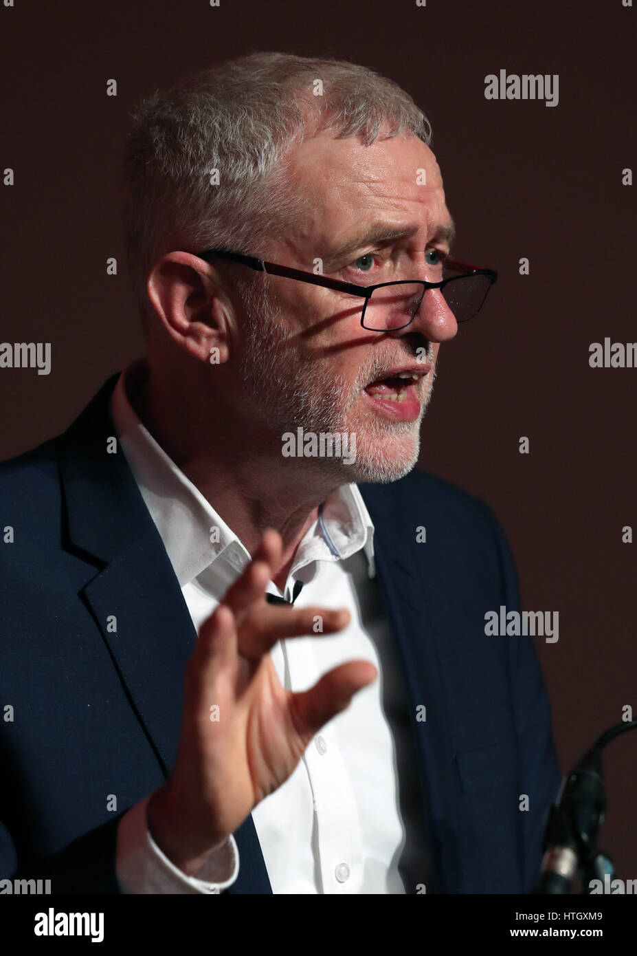 Leader del partito laburista Jeremy Corbyn parlando al lavoro della conferenza economica a Glasgow Royal Concert Hall. Foto Stock