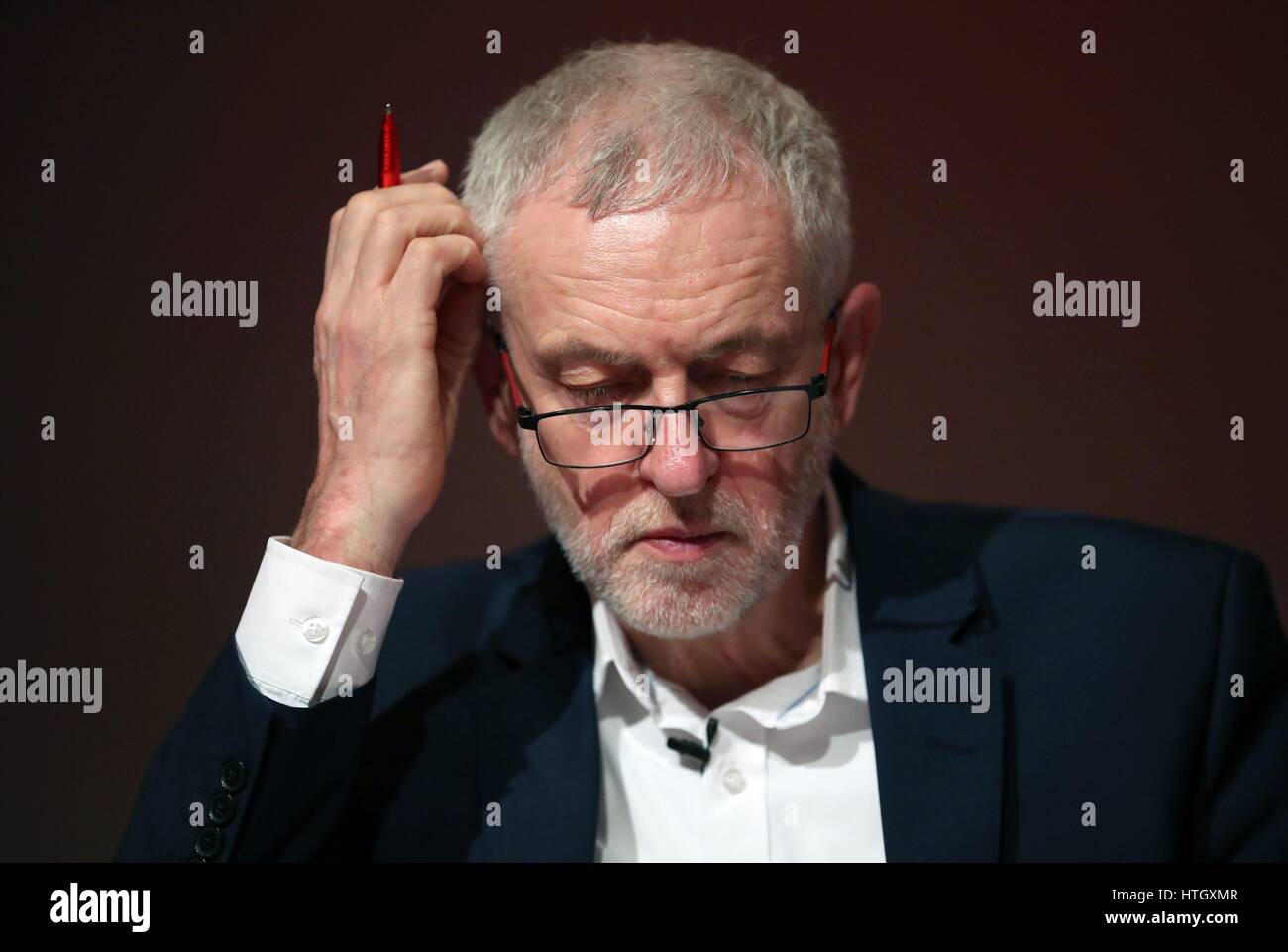 Leader del partito laburista Jeremy Corbyn durante il lavoro della conferenza economica a Glasgow Royal Concert Hall. Foto Stock