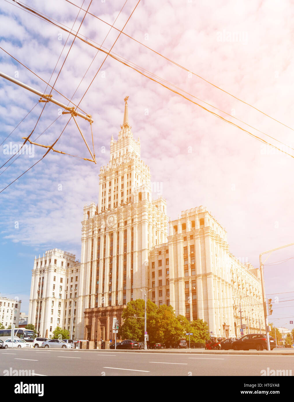 Red Gate Building a Mosca sullo sfondo con cielo nuvoloso Foto Stock