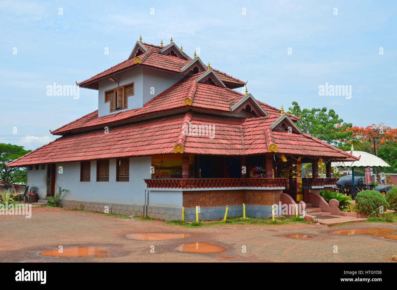Architettura tradizionale di un tetto di tegole casa in Kerala, utilizzando principalmente il legno piastrelle di Mangalore Foto Stock