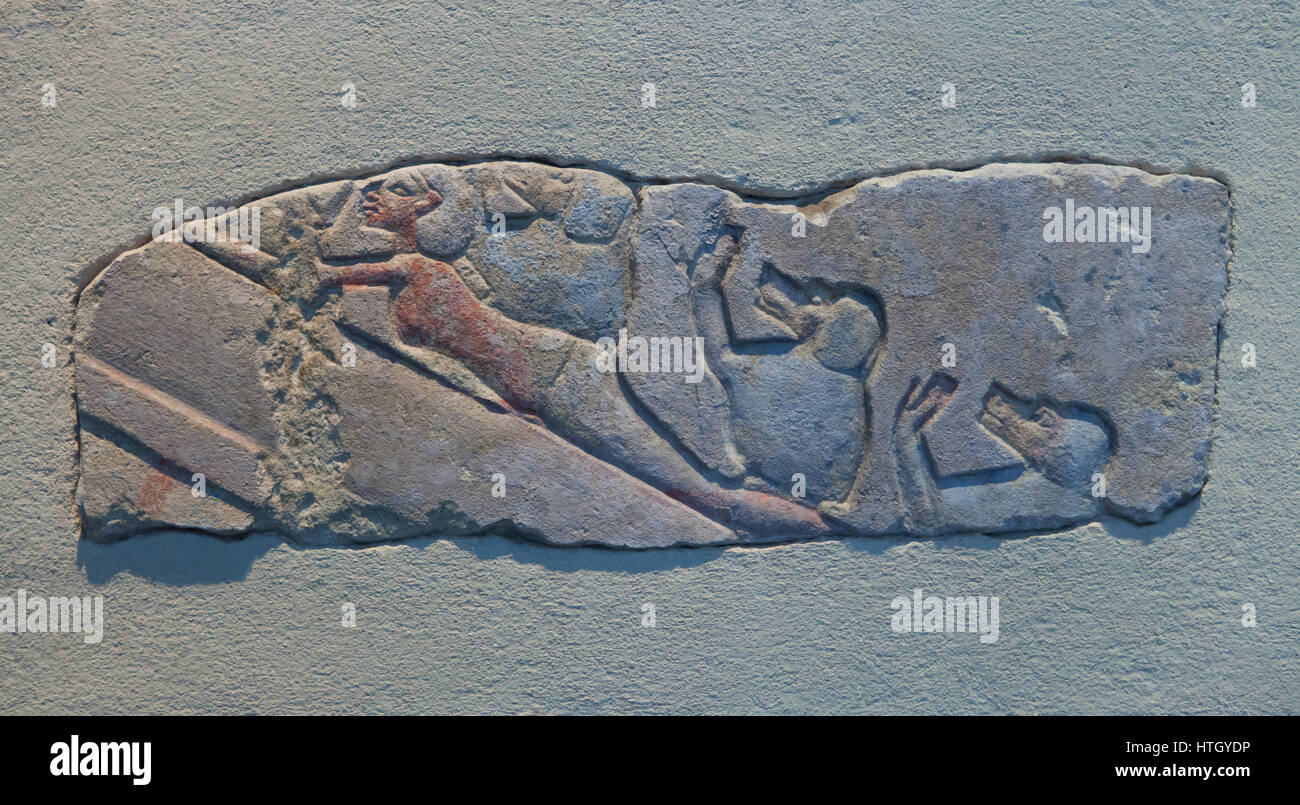 Recumbant figura del faraone Akhenaton con la preghiera i babbuini, come una rampa che conduce al trono palco. Rilievo di calcare da circa 1345 BC, XVIII dinastia, regno nuovo di antico Egitto, sul display al Staatliches Museum Agyptischer Kunst (Museo Statale di Arte Egizia) di Monaco di Baviera, Germania. Foto Stock