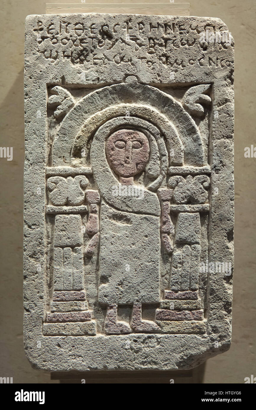 Saint in una nicchia. Copto tomba di pietra arenaria stele dal 4-6Th secolo d.c. sul display al Staatliches Museum Agyptischer Kunst (Museo Statale di Arte Egizia) di Monaco di Baviera, Germania. Foto Stock