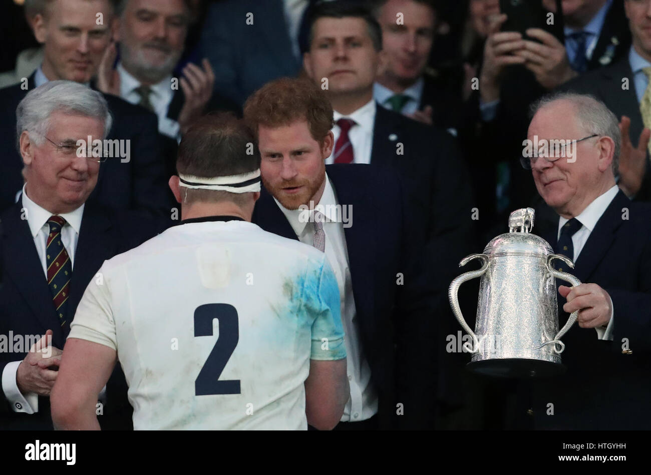 (Da sinistra a destra) il segretario di Stato per la difesa di Sir Michael Fallon, il principe Harry e il RFU Presidente Peter Baines presente la Calcutta Cup per l'Inghilterra del Dylan Hartley dopo la RBS Sei Nazioni corrispondono a Twickenham Stadium di Londra. Foto Stock