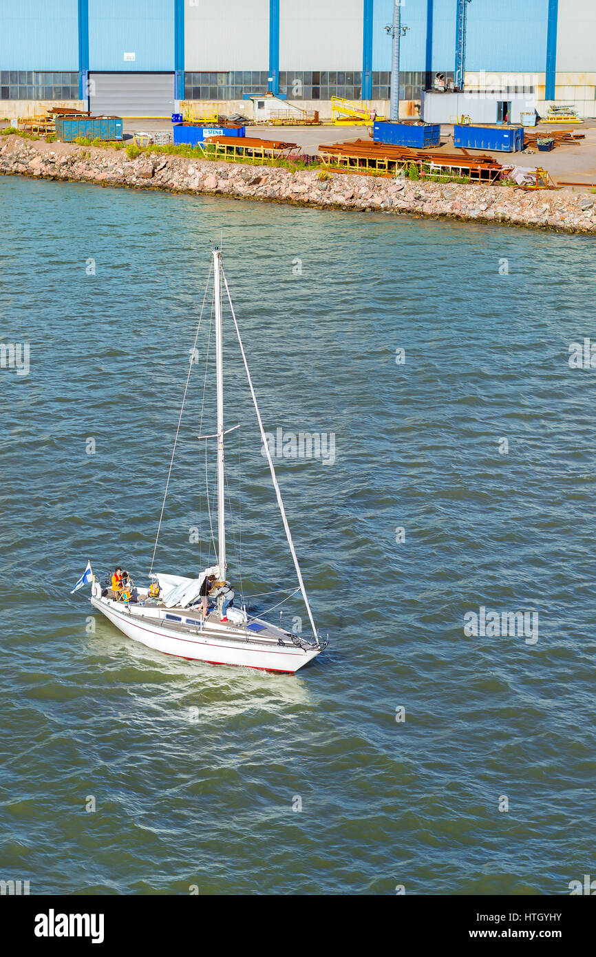 Helsinki, Finlandia - 5 Agosto 2012: regata a vela nella Baia di West Harbour. Nave a vela yacht impegnati in sport acquatici. Giovane famiglia con bambini ra Foto Stock