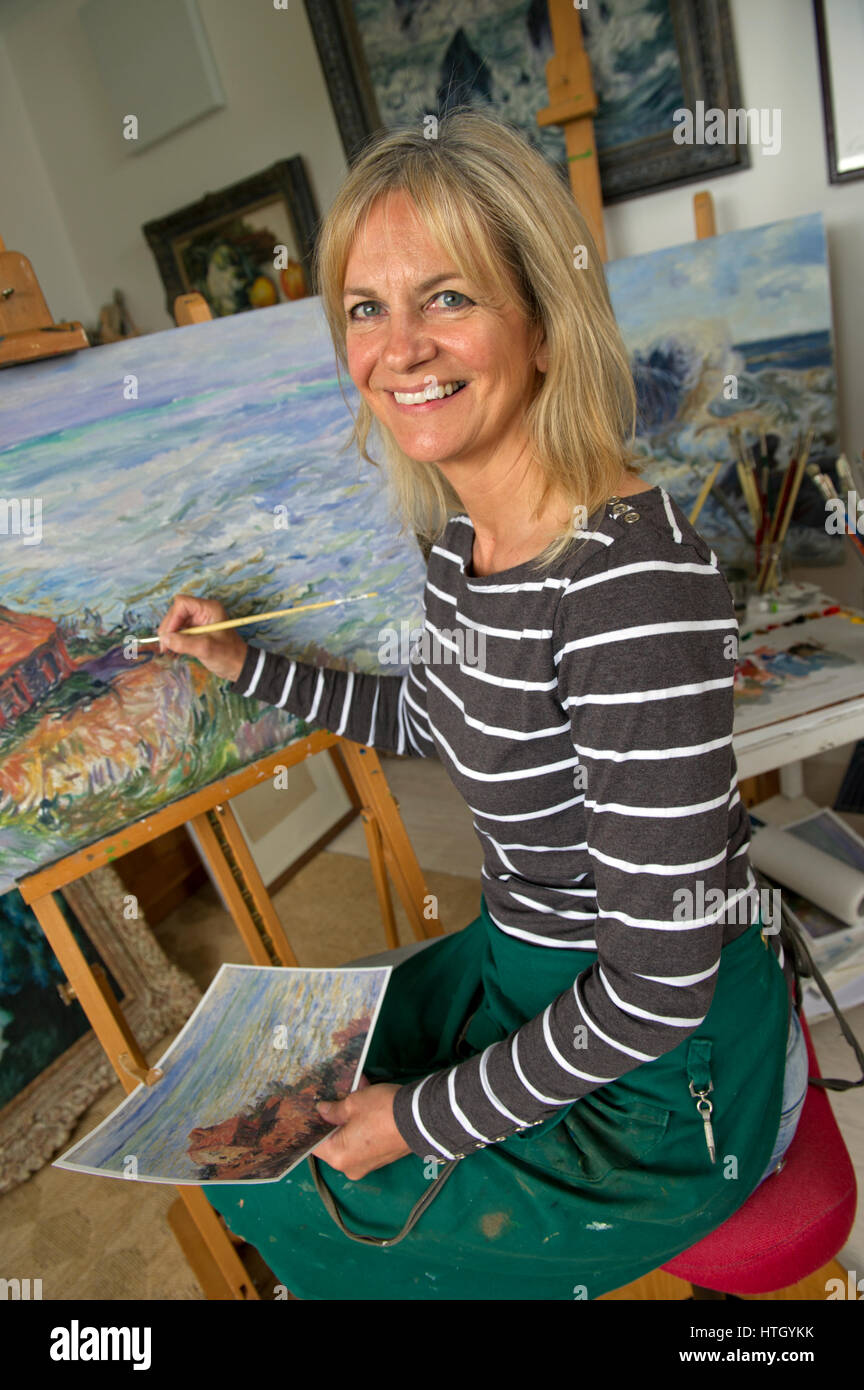 Susie Ray, copista/pittore nel suo studio in Cornovaglia Foto Stock