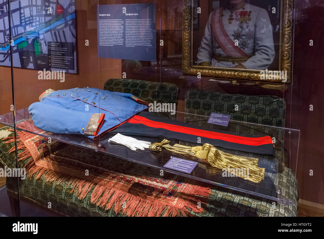 Uniforme che arciduca Franz Ferdinand indossava quando fu assassinato da Gabriel Princip a Sarajevo il 28 giugno 1914, Heeresgeschichtliches Museum, Vienna, Austria Foto Stock