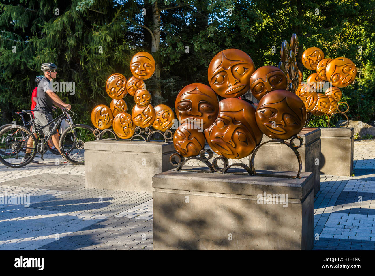 Cerchio Timeless scultura dell'artista Susan punto, Whistler, British Columbia, Canada Foto Stock