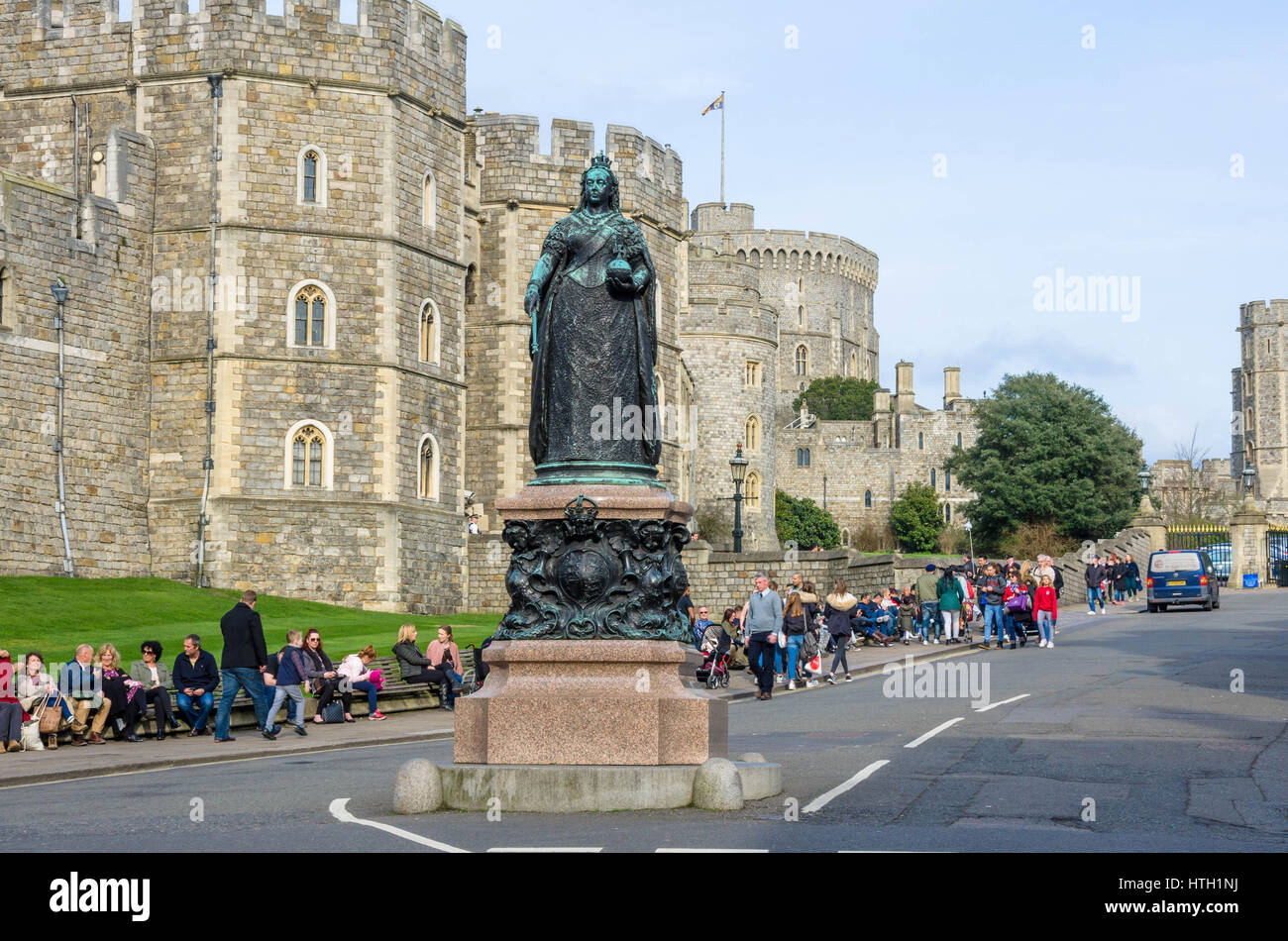 Una statua di bronzo di Queen Victoria sorge su un plynth davanti al Castello di Windsor sulla Collina del Castello di Windsor, Berkshire, Regno Unito. Foto Stock