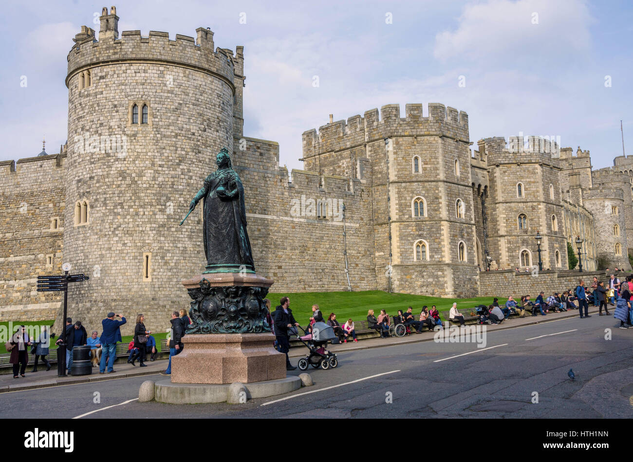 Una statua di bronzo di Queen Victoria sorge su un plynth davanti al Castello di Windsor sulla Collina del Castello di Windsor, Berkshire, Regno Unito. Foto Stock
