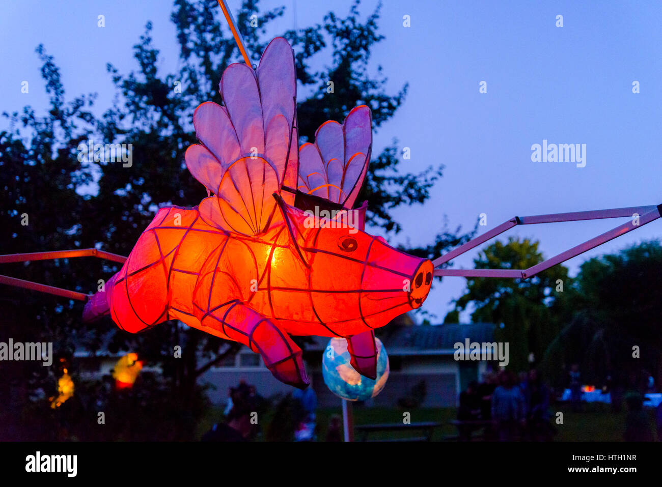 Flying Pig lanterna di carta, Renfrew orrido la Festa della Luna, Renfrew Park, Vancouver, British Columbia, Canada Foto Stock