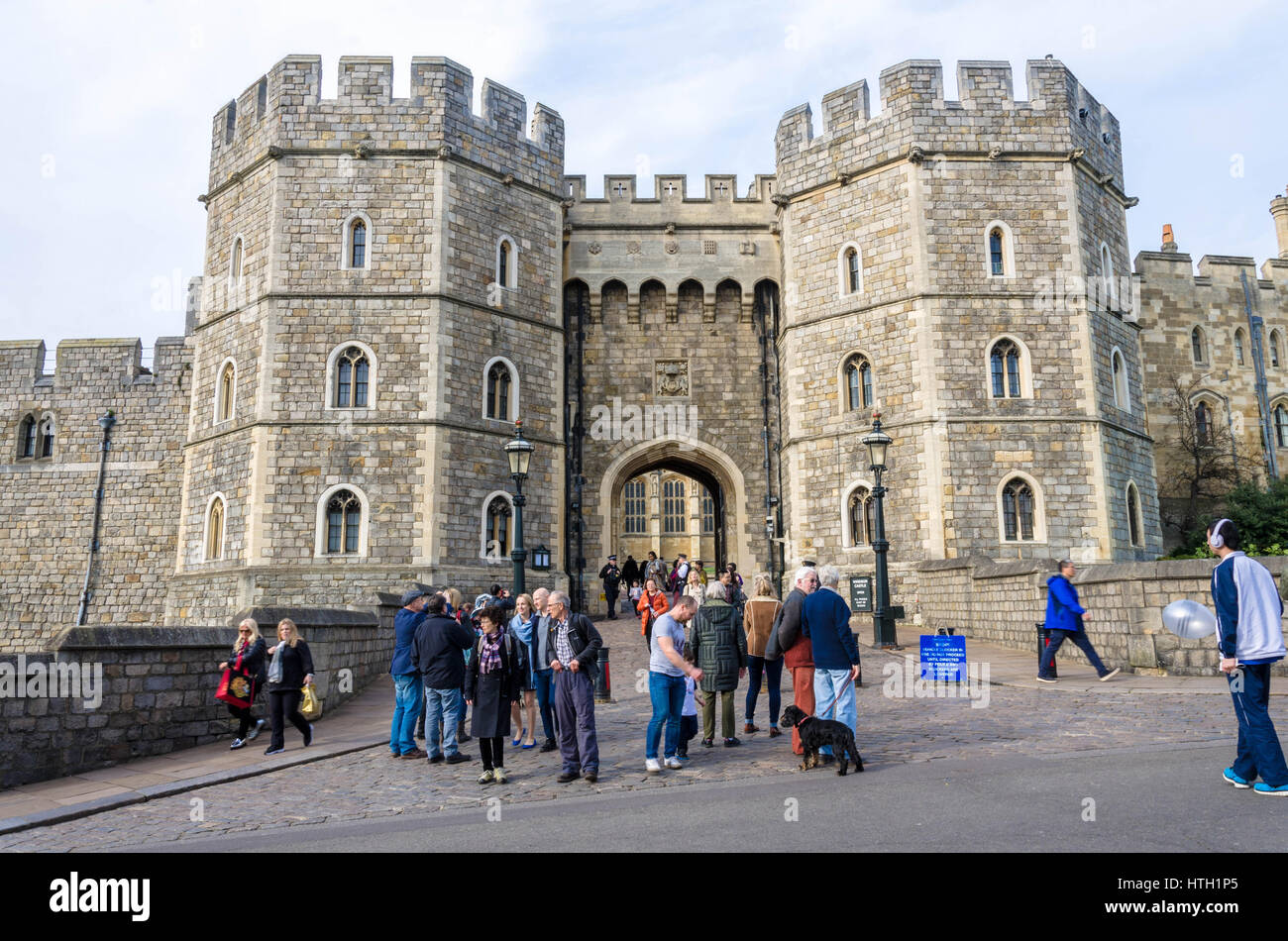 Una vista del Henry VIII Gateway, uno degli ingressi nel Castello di Windsor, un British Royal residence in Berkshire, Regno Unito. Foto Stock