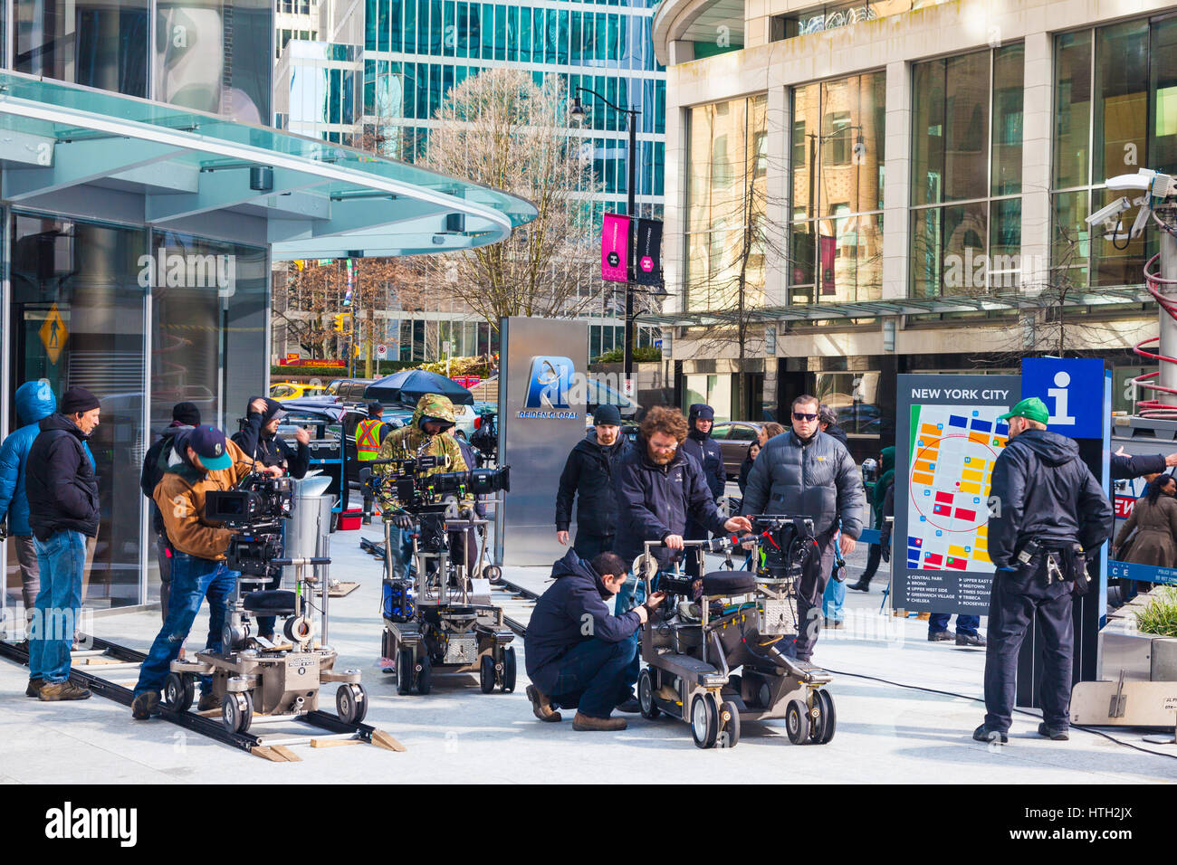Set del film sulle strade di Vancouver simulando una folla di protesta nella città di New York Foto Stock