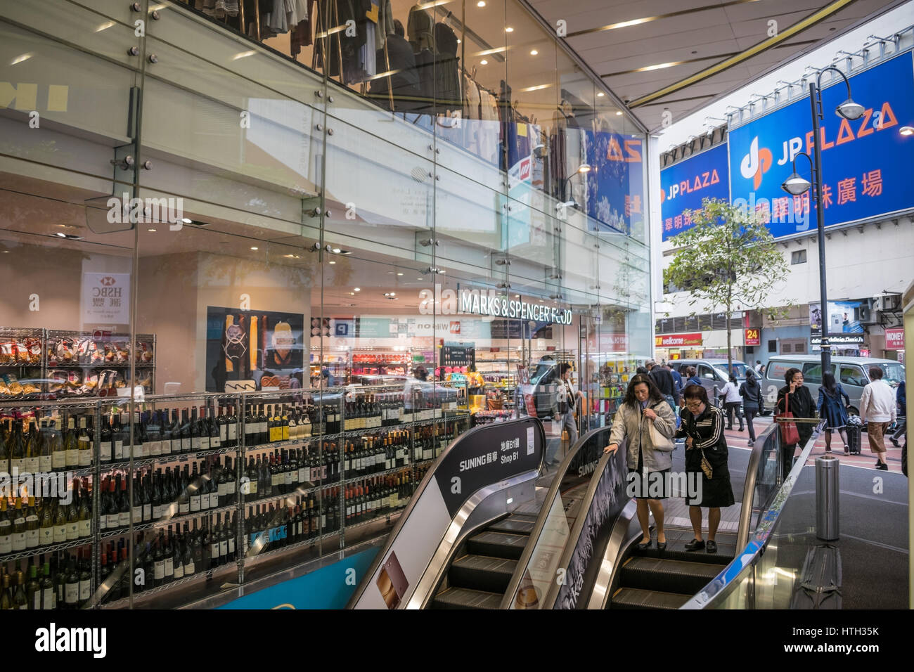 Il quartiere dello shopping di Marks & Spencer in primo piano e i cartelloni in background in Causeway Bay area di Hong Kong Foto Stock