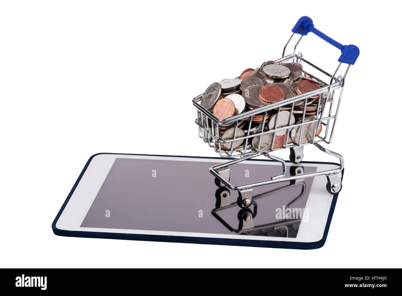 Carrello della spesa pieno di monete statunitensi su un tablet pc isolati su sfondo bianco Foto Stock