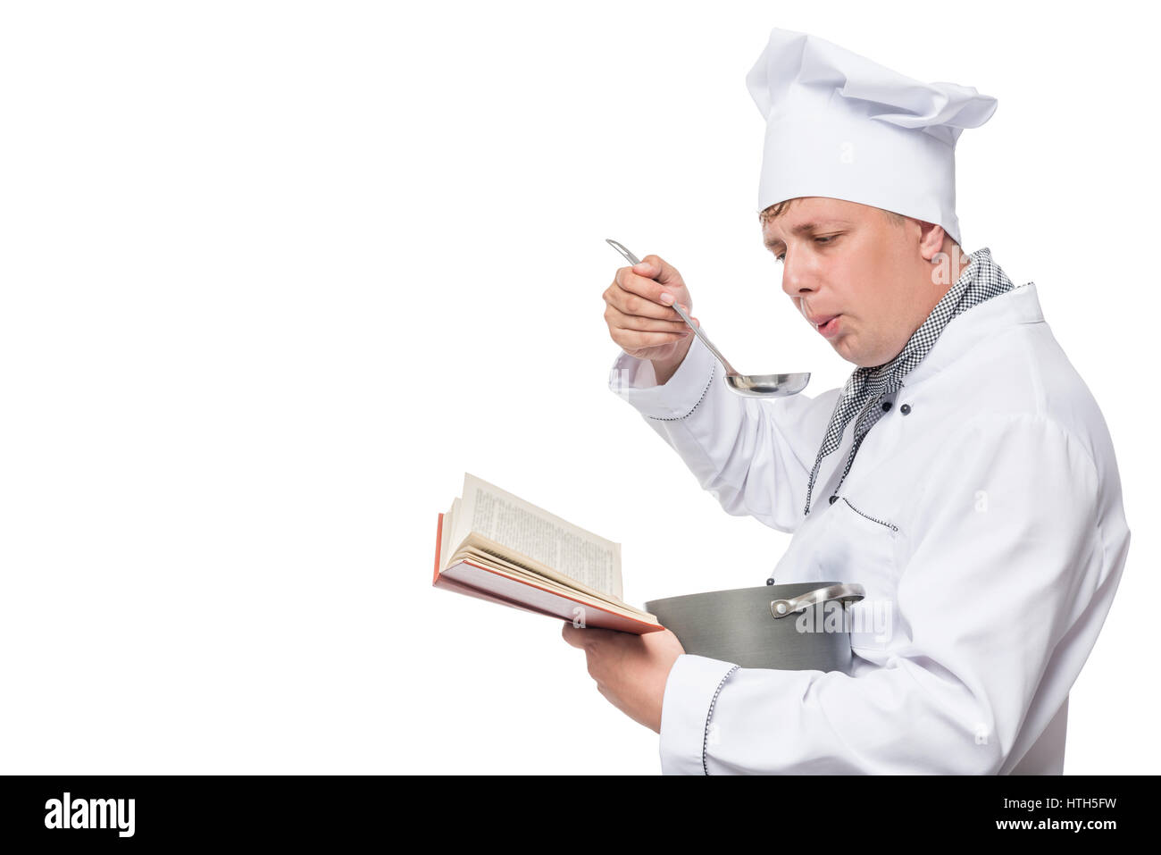 Lo chef con un libro e una pentola e uno spazio sul lato sinistro Foto Stock