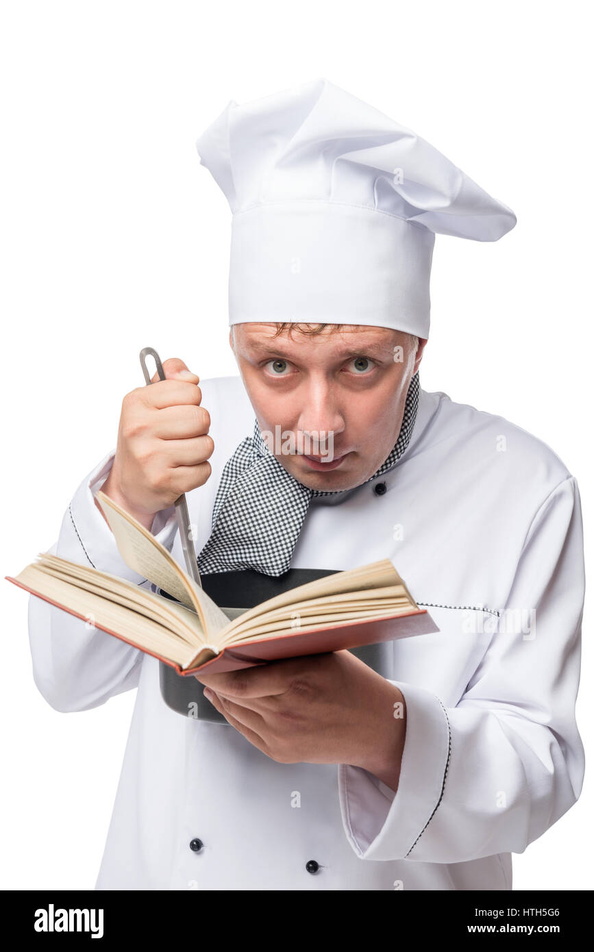 Lo Chef la lettura di un libro e la zuppa di miscelazione con siviera isolato Foto Stock