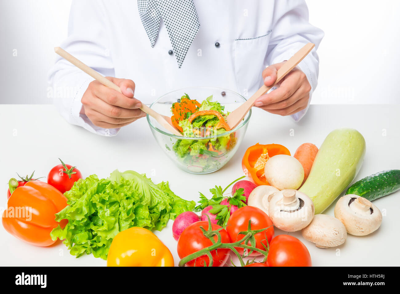 Verdure fresche, di cui lo chef ha preparato un insalata sul tavolo Foto Stock