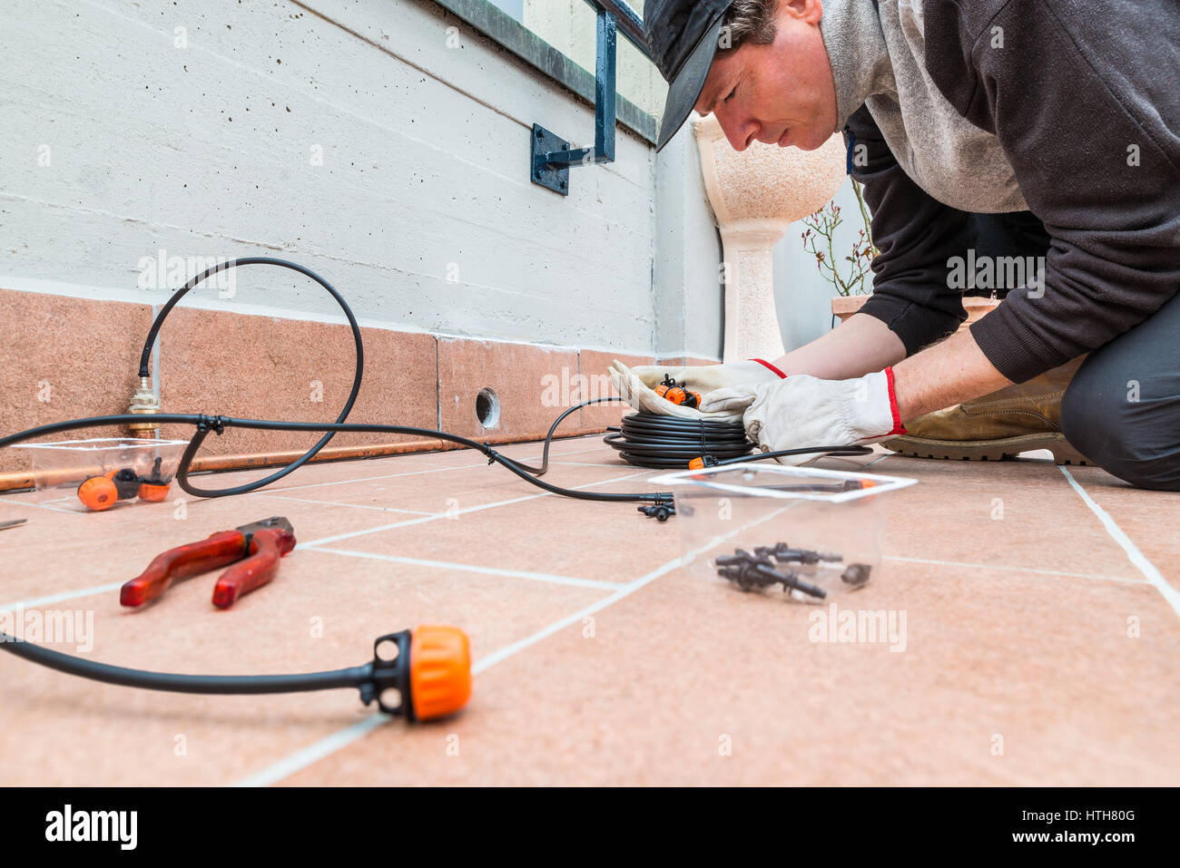 Caro e lussuoso di gocciolamento di rame sistema di irrigazione. La fase di costruzione del micro sistema di irrigazione, sulla terrazza, con rame pip Foto Stock