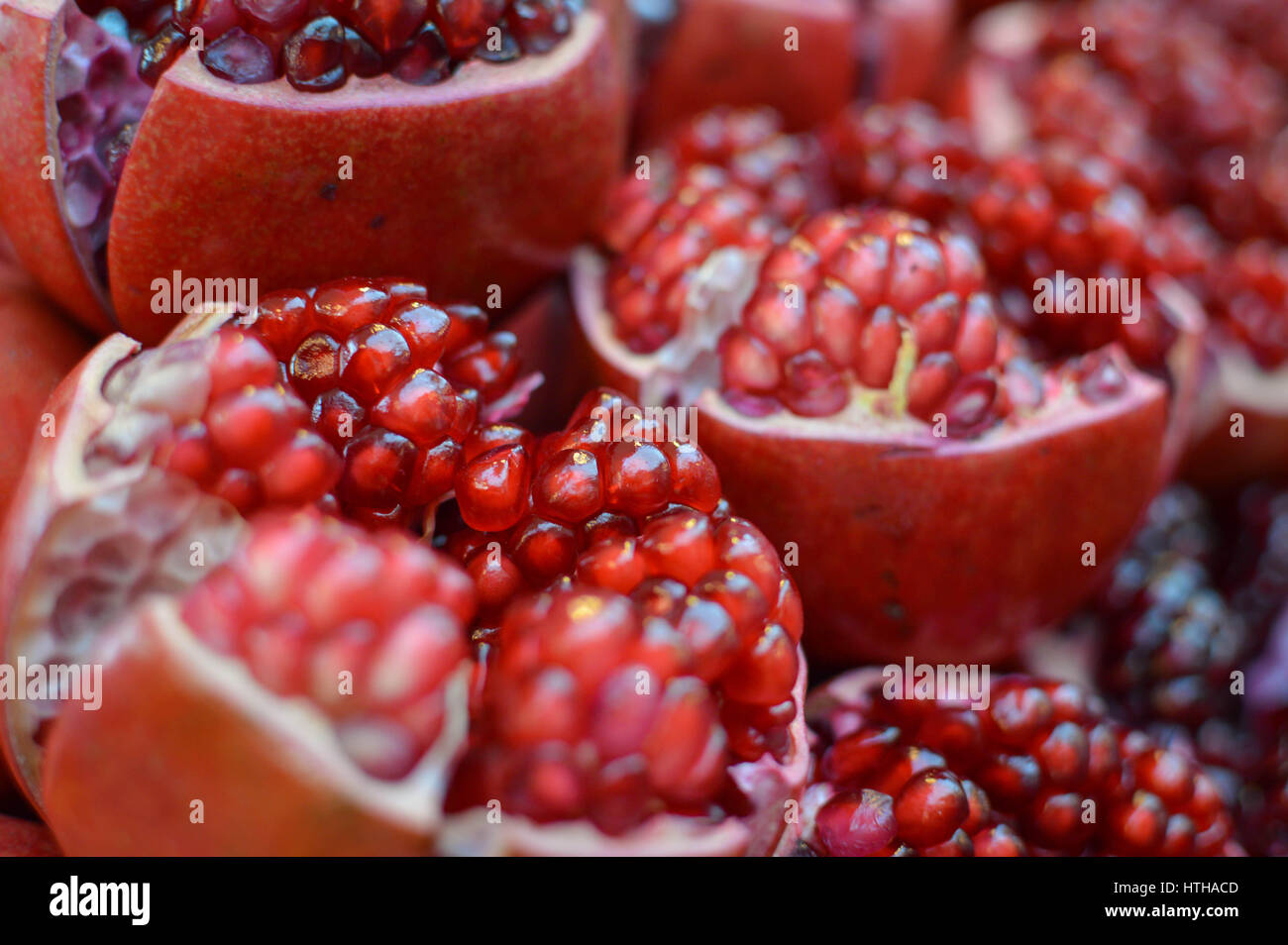 Melograni freschi con semi venduti nel mercato locale di Bangkok, Thailandia Foto Stock