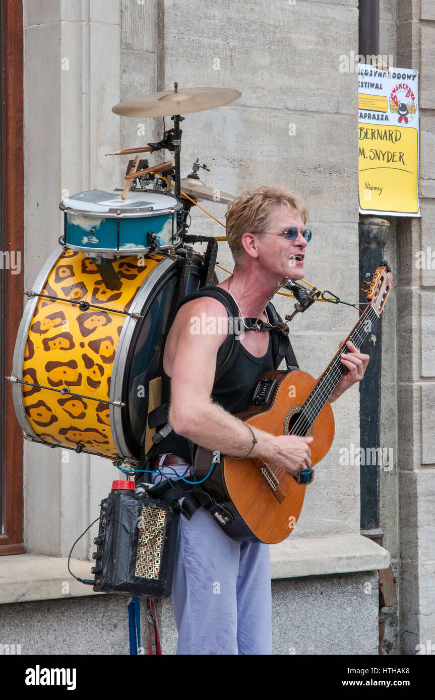 One-man band musicista, multi-strumentista Bernard M Snyder, effettuando al Rynek (Piazza del Mercato) a Wroclaw, Bassa Slesia, Polonia Foto Stock