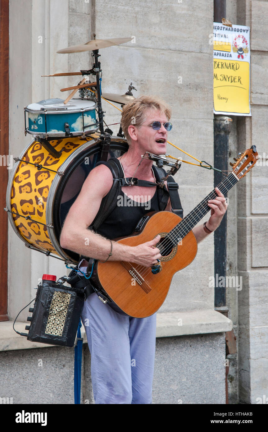 One-man band musicista, multi-strumentista Bernard M Snyder, effettuando al Rynek (Piazza del Mercato) a Wroclaw, Bassa Slesia, Polonia Foto Stock