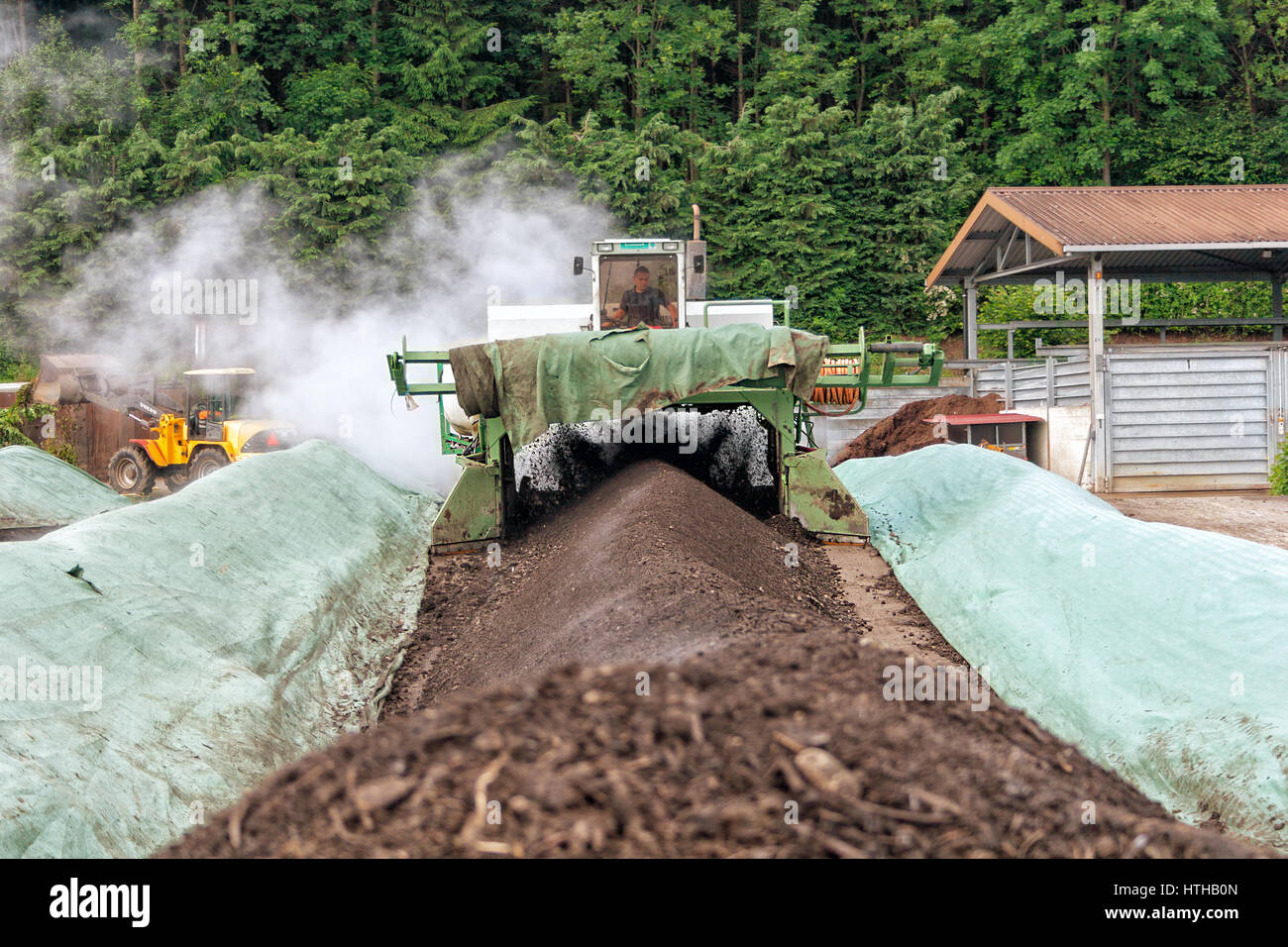 WEINFELDEN, Svizzera - 22 giugno 2010: aerare il compost in ambiente industriale Foto Stock