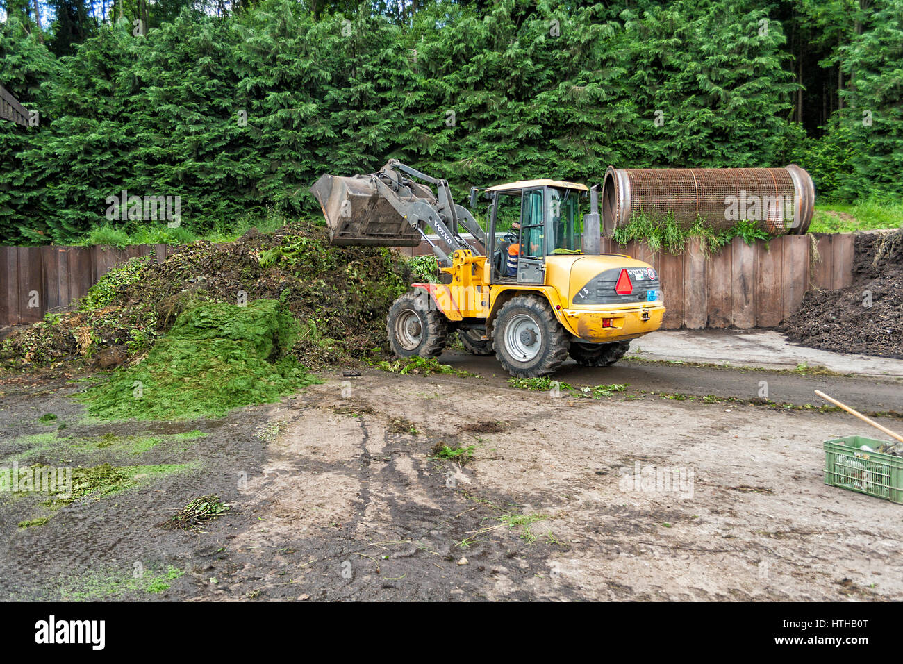 WEINFELDEN, Svizzera - 22 giugno 2010: il compostaggio industriale. Miscelazione degli ingredienti Foto Stock