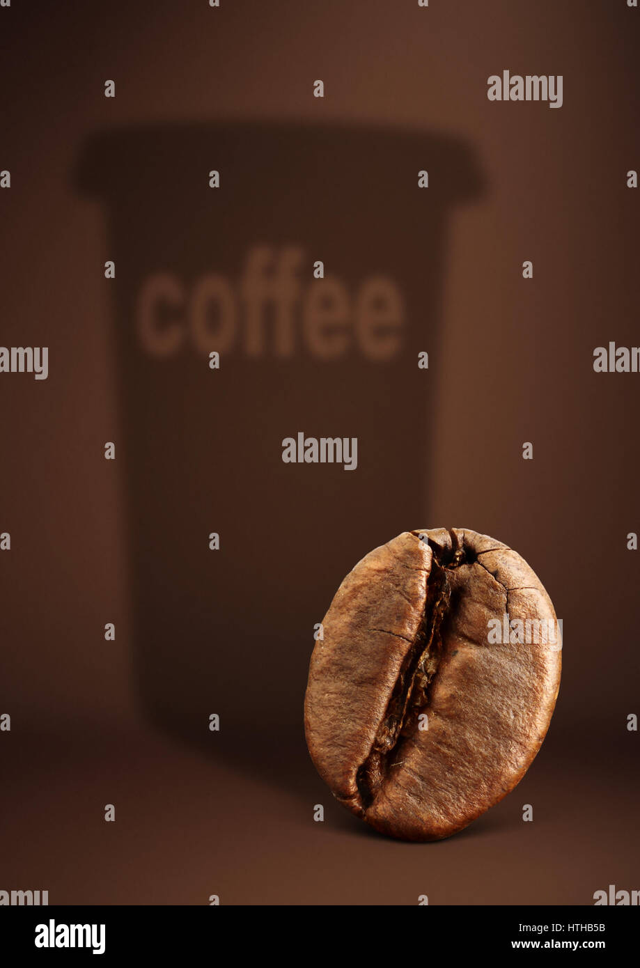 Concetto di caffè, bean con bicchiere di carta ombra su marrone Foto Stock